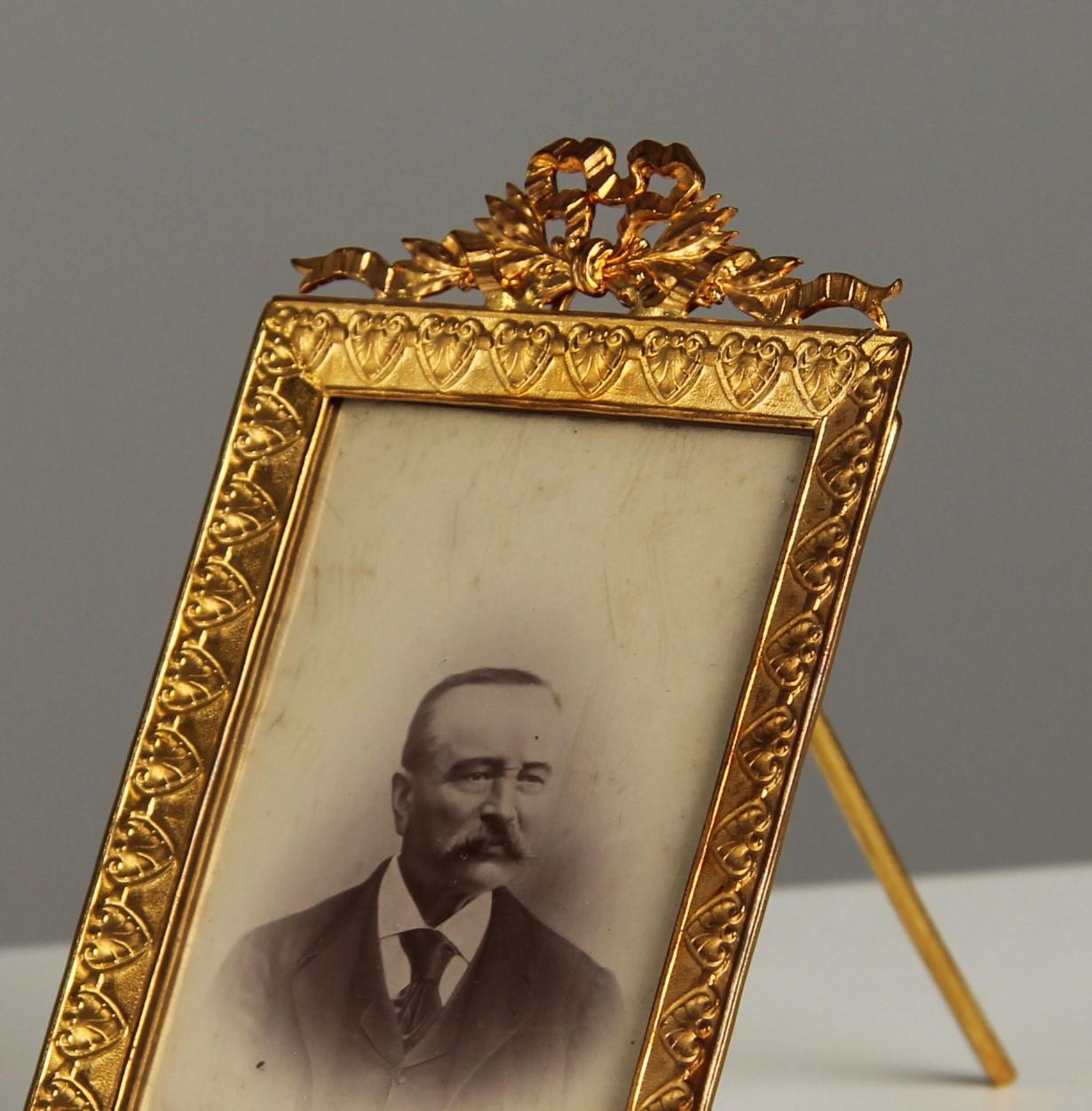 Marco Victoriano Antiguo, Bronce Dorado, Francia, Década de 1880, 6 x 9 cm en Bueno estado para la venta en Greven, DE