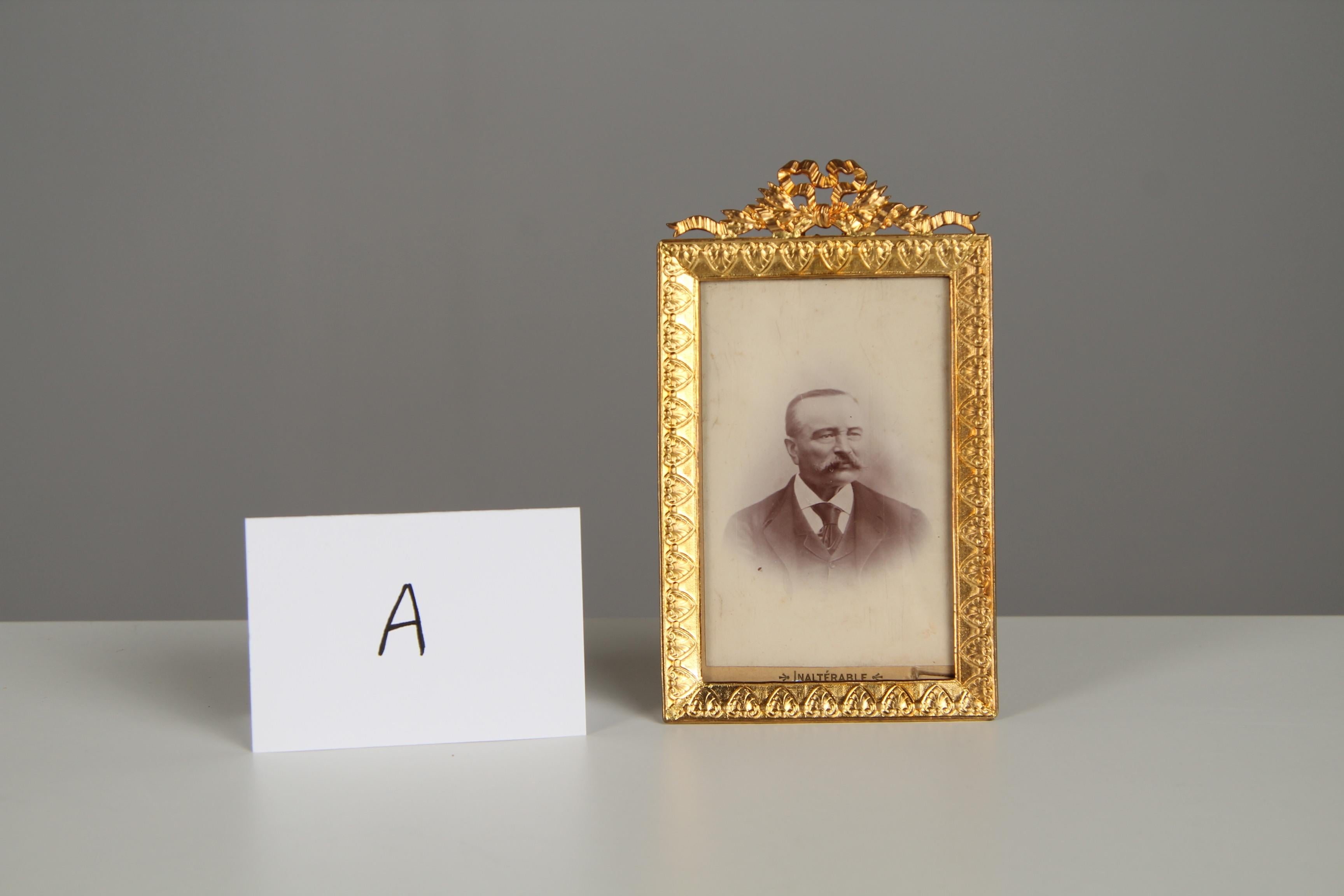 Marco Victoriano Antiguo, Bronce Dorado, Francia, Década de 1880, 6 x 9 cm siglo XIX en venta