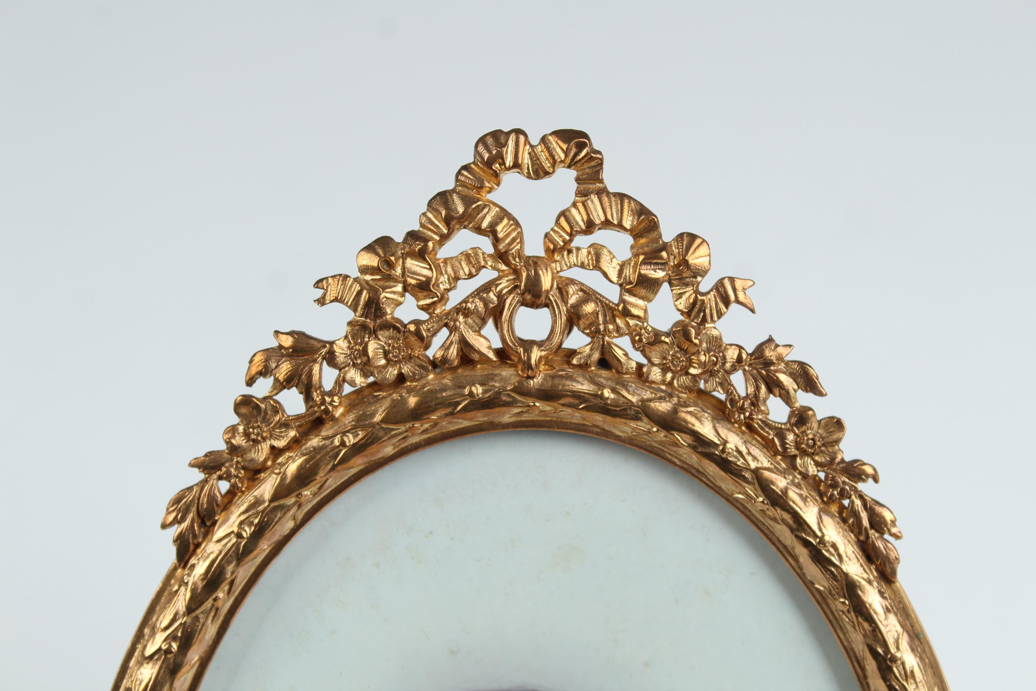 Beautiful oval picture frame from France circa 1880.

