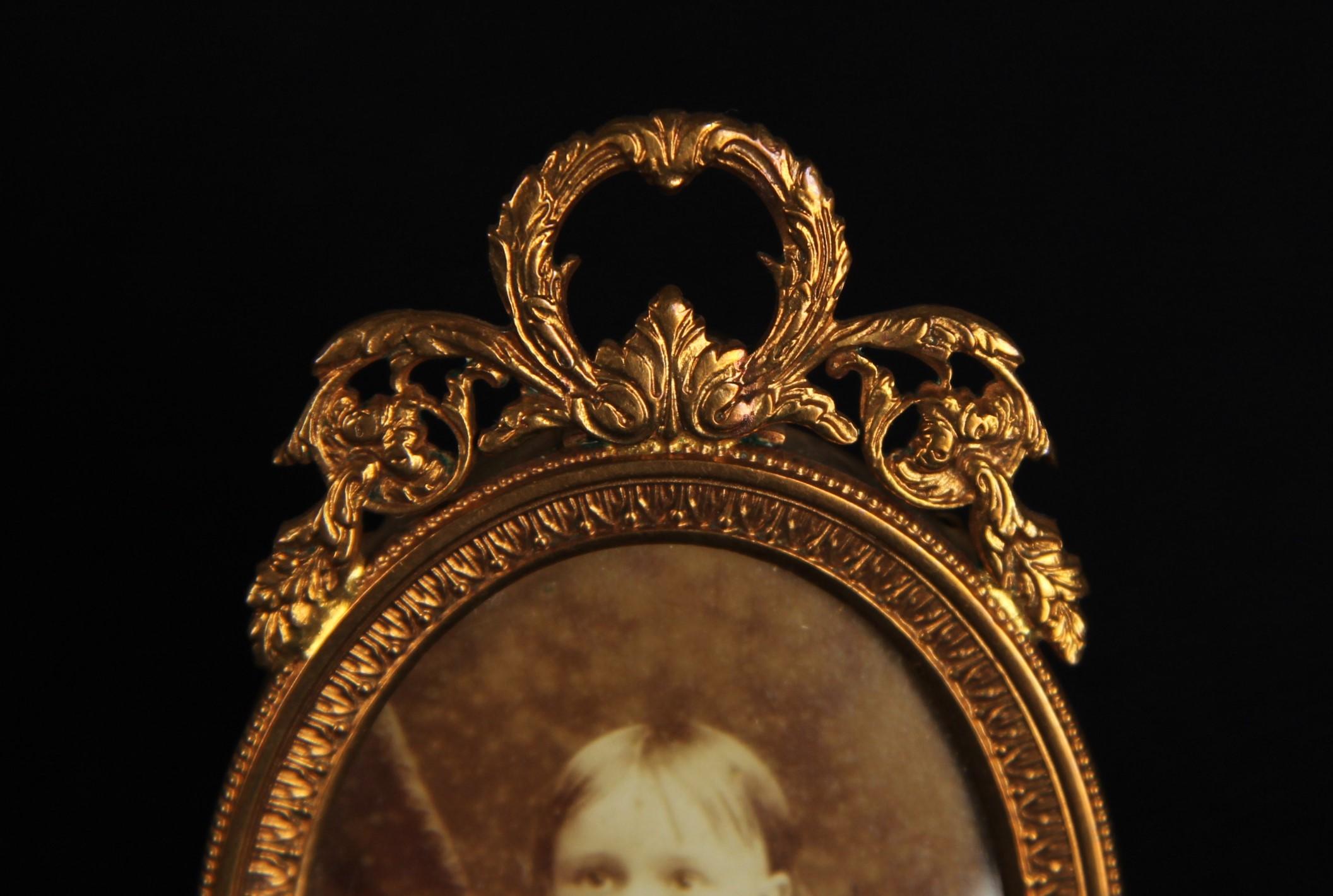 Precioso marco antiguo, hacia 1880, Francia. 
Tamaño del cuadro: 3,5 x 4,5 cm.

Los marcos franceses de la época victoriana son la expresión de una época conocida por su riqueza decorativa y su aprecio por el arte y la artesanía. Sus diversos