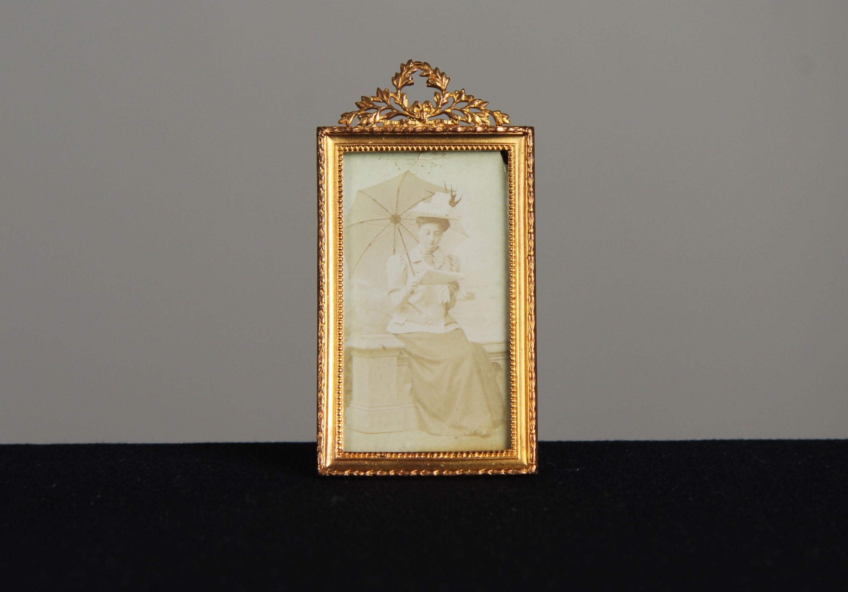 Magnifique cadre photo ancien, circa 1880, France. 
Taille de l'image : 3,5 x 6 cm.
Taille du cadre : 4,5 x 8,5 cm.

Les cadres français de l'époque victorienne sont l'expression d'une Epoch connue pour sa richesse décorative et son appréciation de