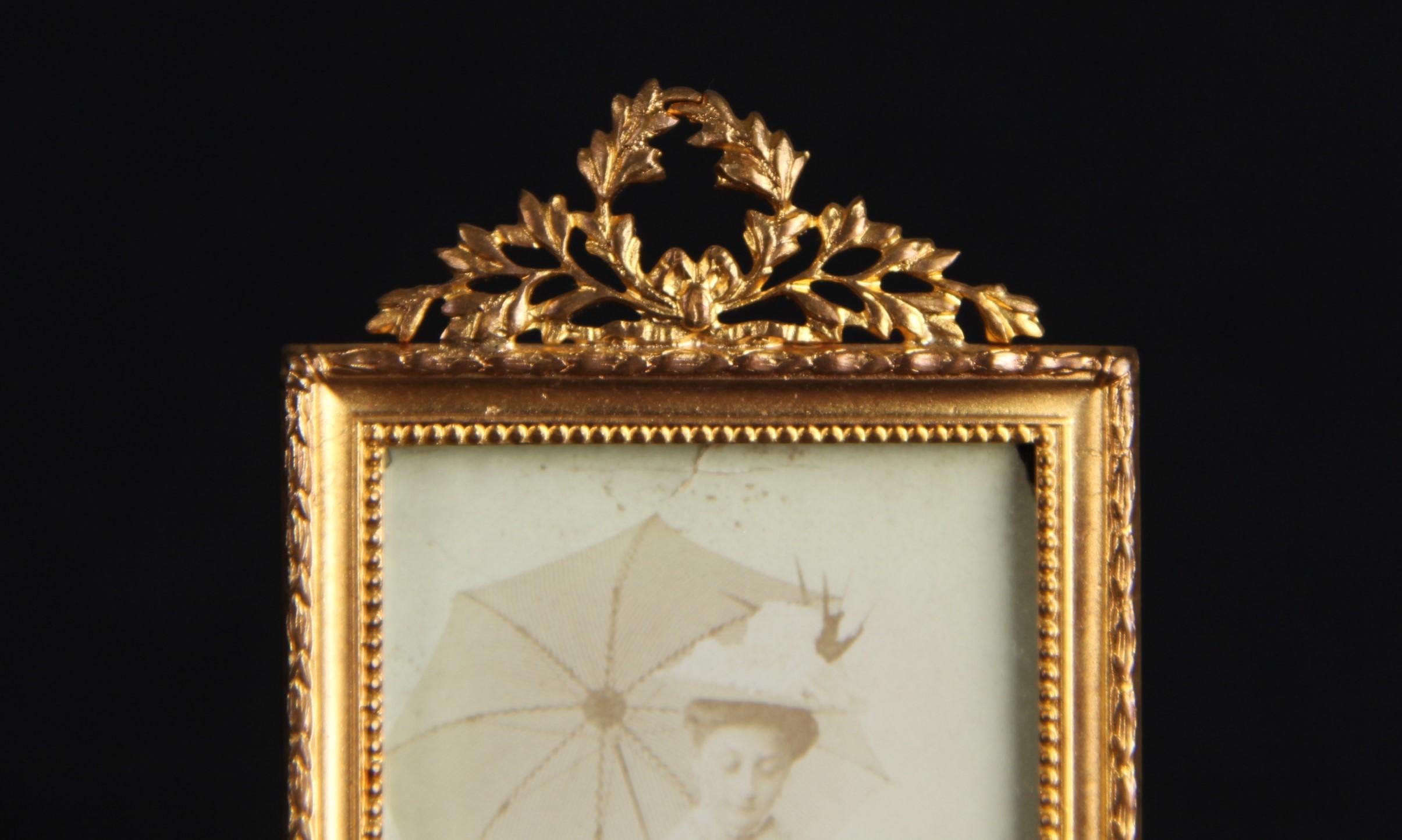 Français Cadre photo victorien ancien, France, années 1880, 4 x 6 cm en vente