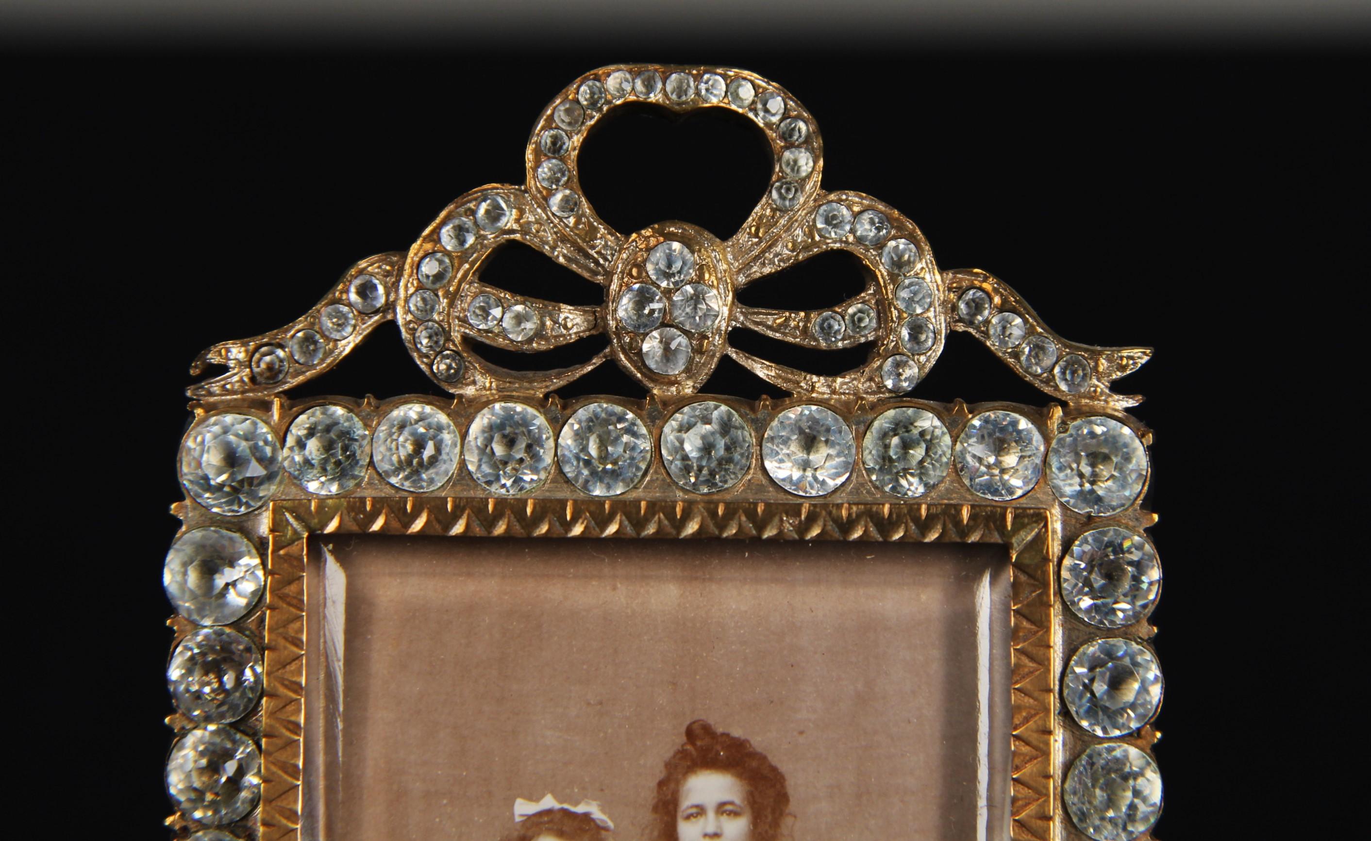 Beautiful victorian picture frame from France, circa 1880s.
Decorated with gemstones.
Unique backside with a third place for a photo.
Picture size 4 x 6 cm.

French picture frames from the Victorian era are an expression of an epoch that was known