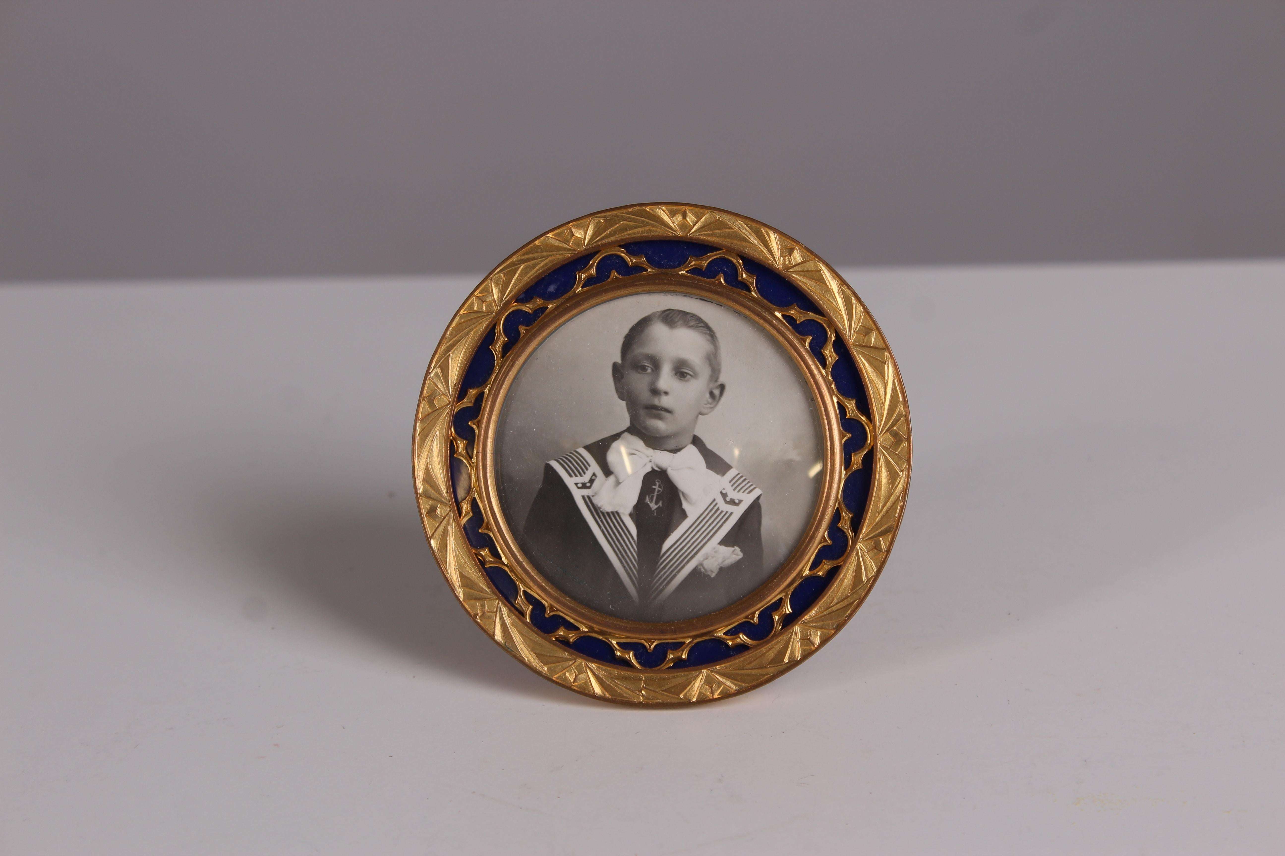 Late Victorian Antique Victorian Picture Frame, Round Photo Frame, France, 1880s, 6 x 6 cm