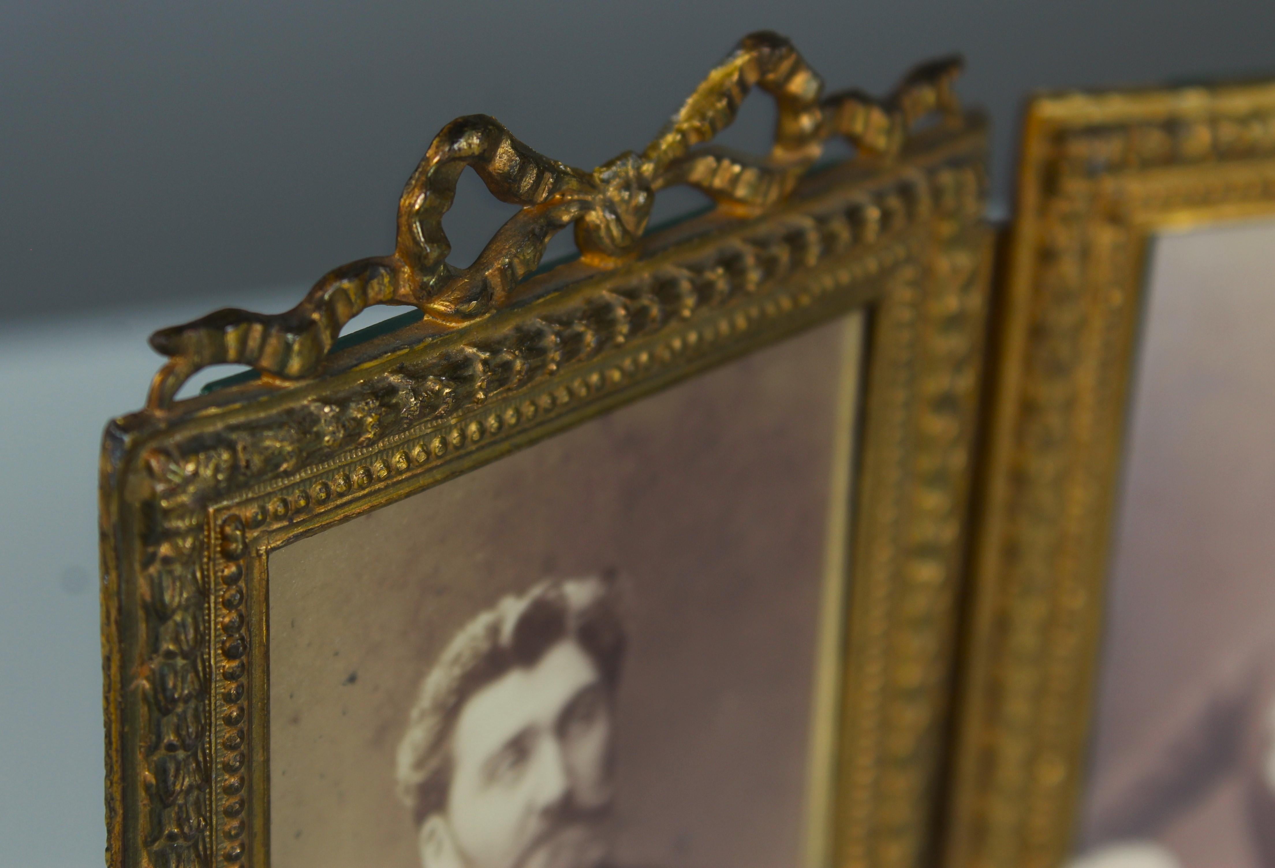 Magnifique cadre photo ancien de France, vers 1880.
Trois photos peuvent être insérées dans chacune d'entre elles (9 x 6 cm).
Joli état de propreté avec des signes normaux d'utilisation liée à l'âge.

