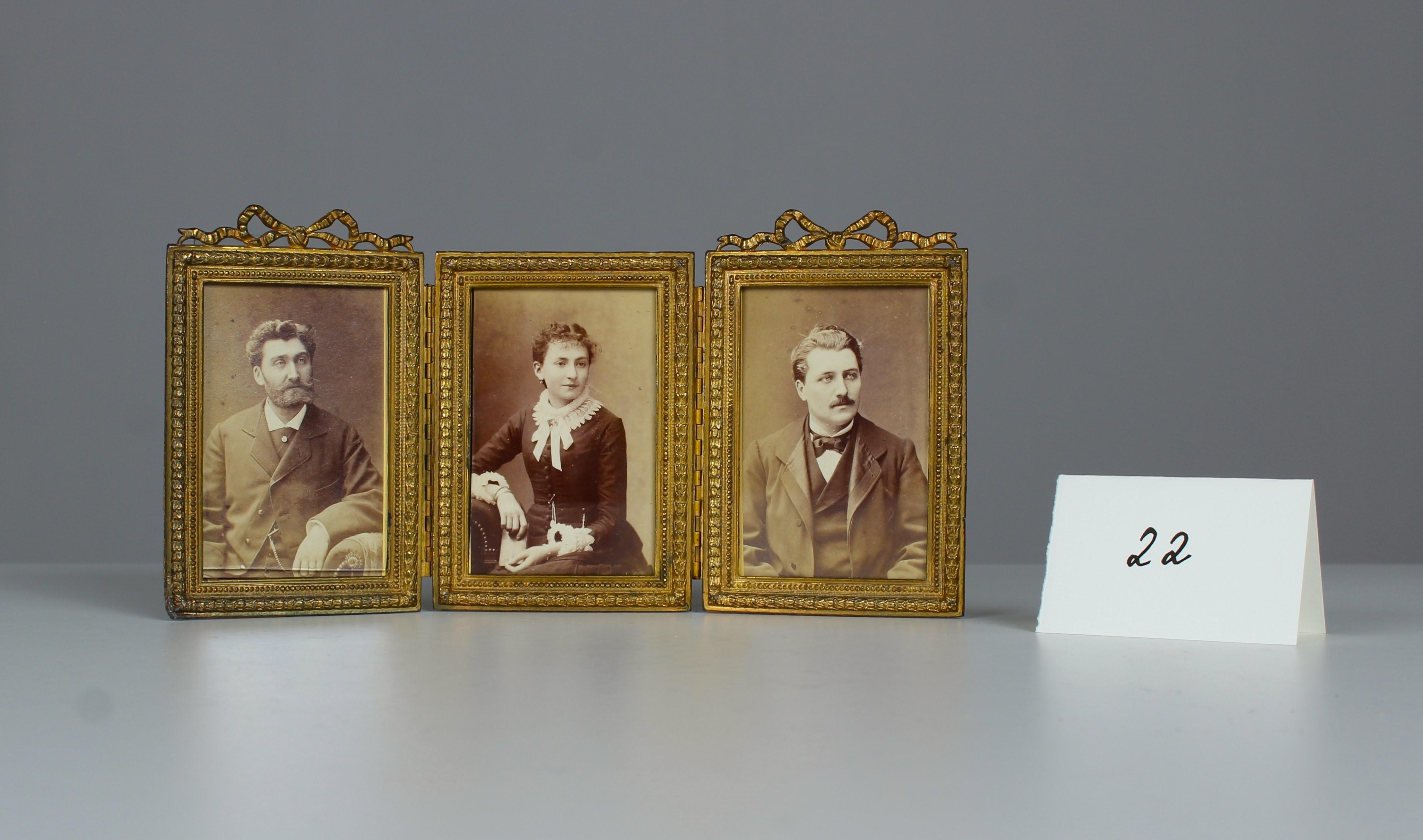 XIXe siècle Cadre photo victorien ancien, cadre triple famille, France, années 1880, 9 x 6 cm en vente