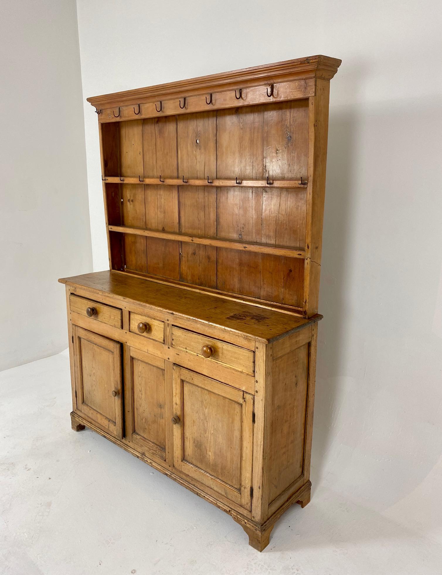 Antique Victorian Pine Farmhouse Welsh Dresser, Buffet + Hutch, Sideboard, Scotland 1880, B659


Scotland 1880
Solid Pine
Original Finish
With plate rack
With a moulded cornice across the top
Seven iron hooks below cornice
Pair of shelves