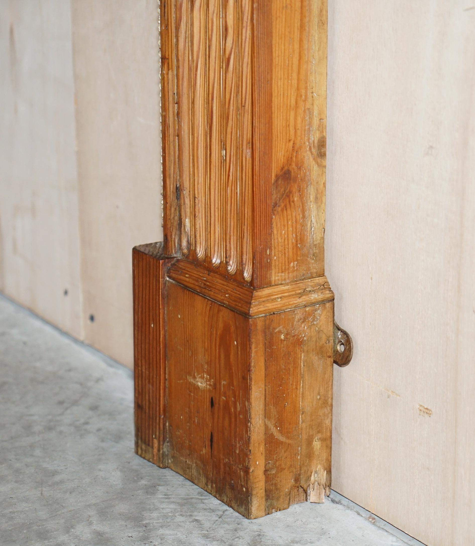 Repisa de chimenea victoriana antigua de pinotea y gesso tallado en venta 9
