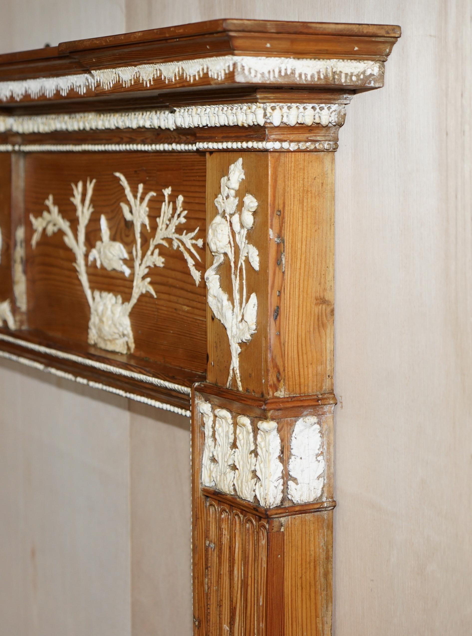 Repisa de chimenea victoriana antigua de pinotea y gesso tallado en venta 10
