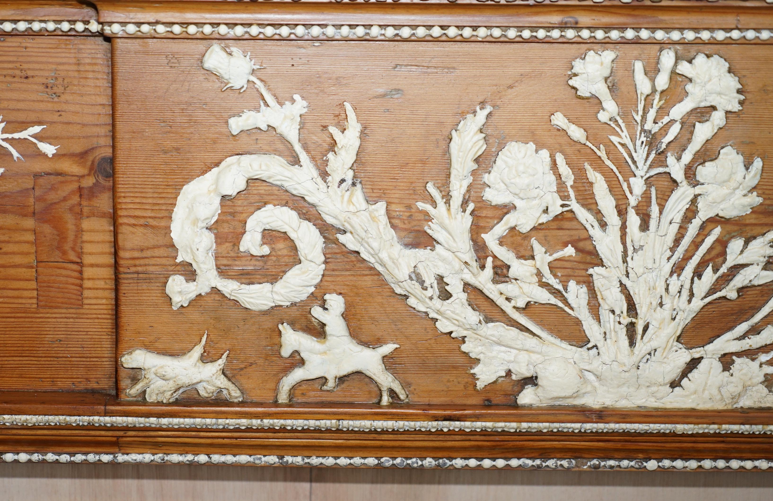 Repisa de chimenea victoriana antigua de pinotea y gesso tallado Inglés en venta