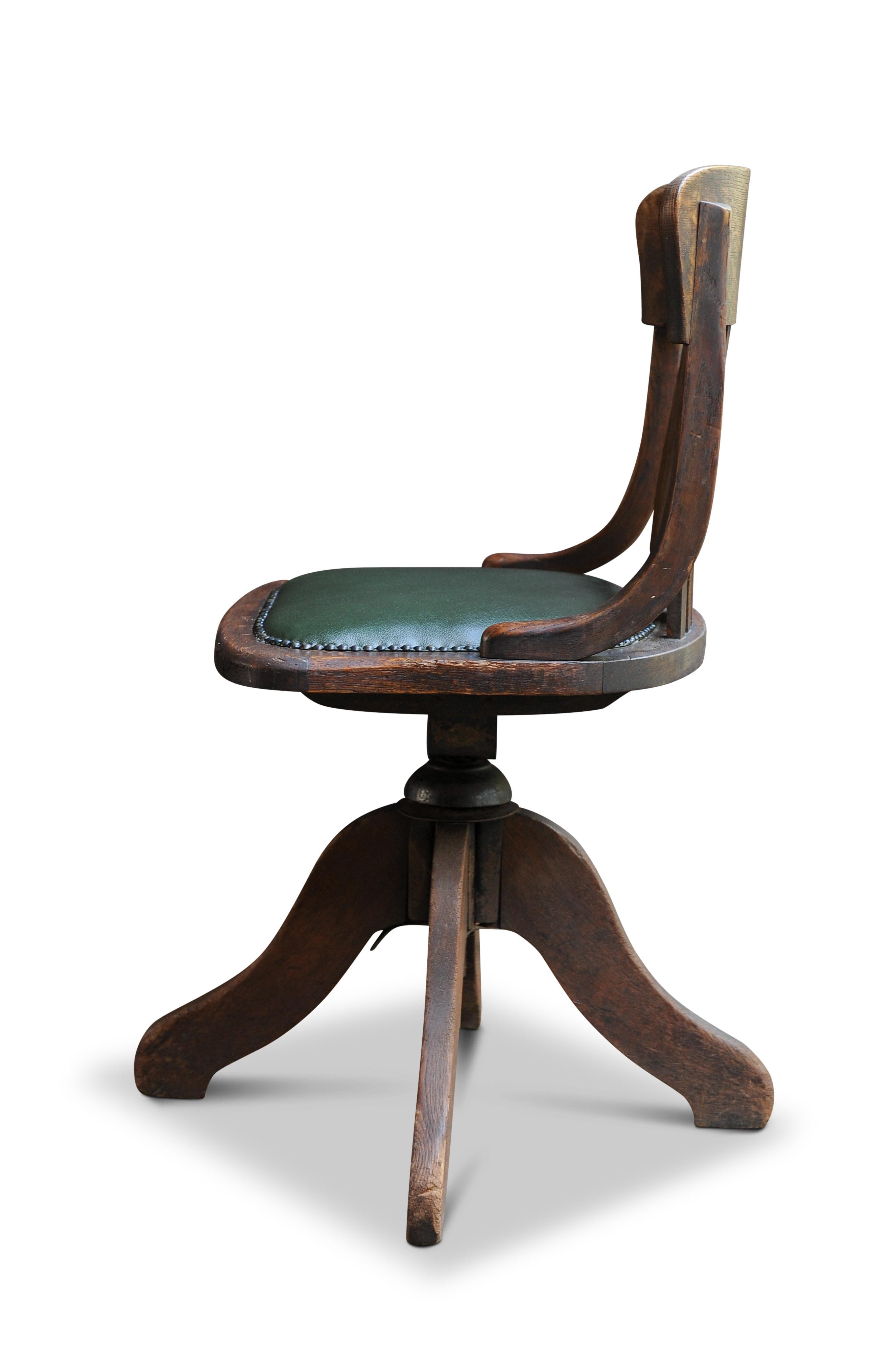 Antike viktorianische Bentwood Frame Dreh Schreibtischstuhl mit einem neu gepolstert poliert Racing Green Ledersitz. Mit Messingnieten veredelt 

Der Stuhl bietet eine zeitlose Qualität für moderne und historische Häuser gleichermaßen.

Höhe nach