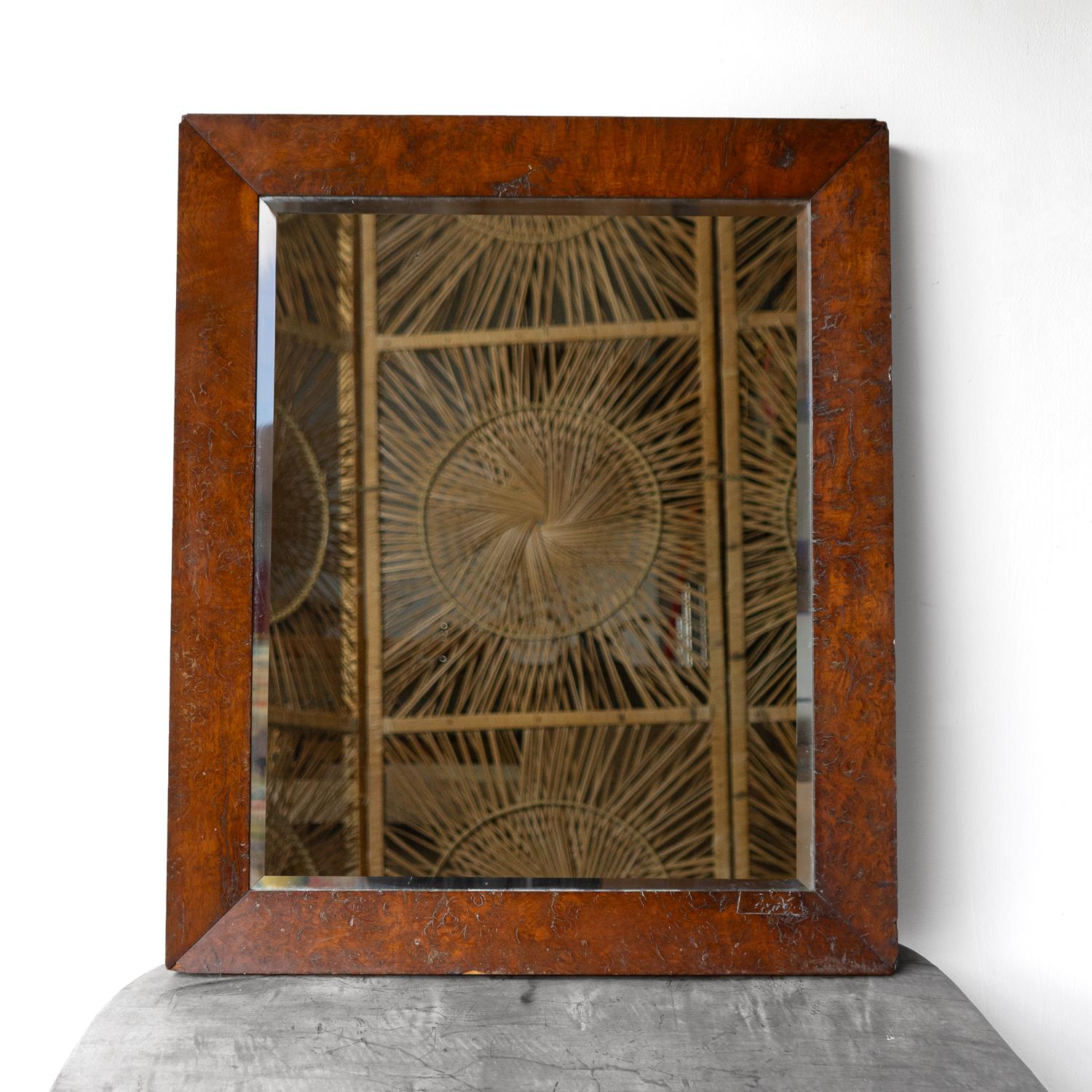 ANTIQUE MIRROR, 1800er Jahre

Ein einfacher und hübscher Rahmen aus gekappter Eiche.
Original Spiegelplatte mit abgeschrägter Kante.
Er kann entweder als Tischspiegel mit seiner Staffelei verwendet oder an die Wand gehängt werden.
Es ist in gutem