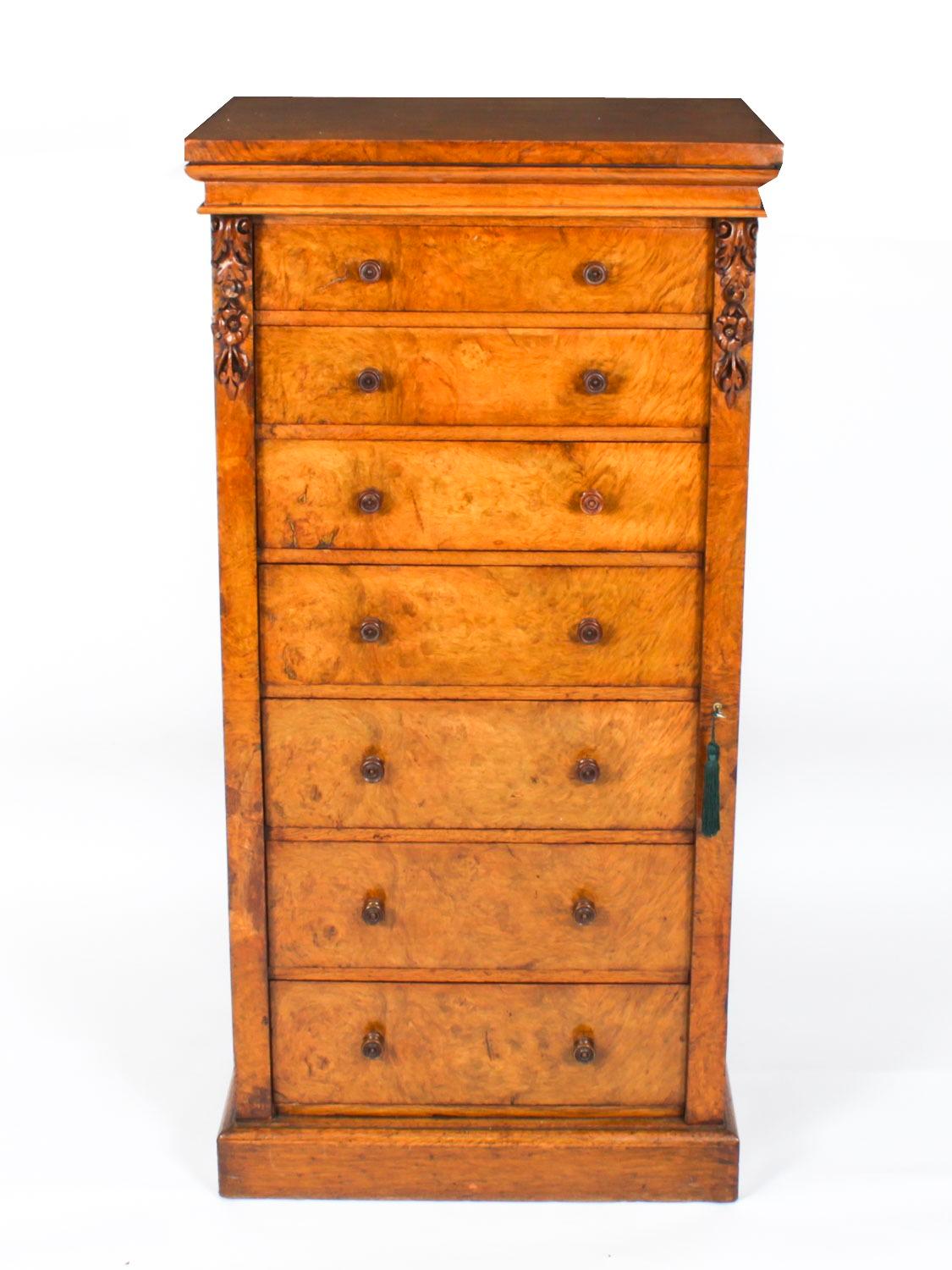 A fine antique and rare Victorian pollard oak Wellington chest by the renowned London retailer and cabinet maker Edwards and Roberts, Circa 1860 in date.
 
It is of superb design and features seven graduated drawers with a hinged locking pilaster to