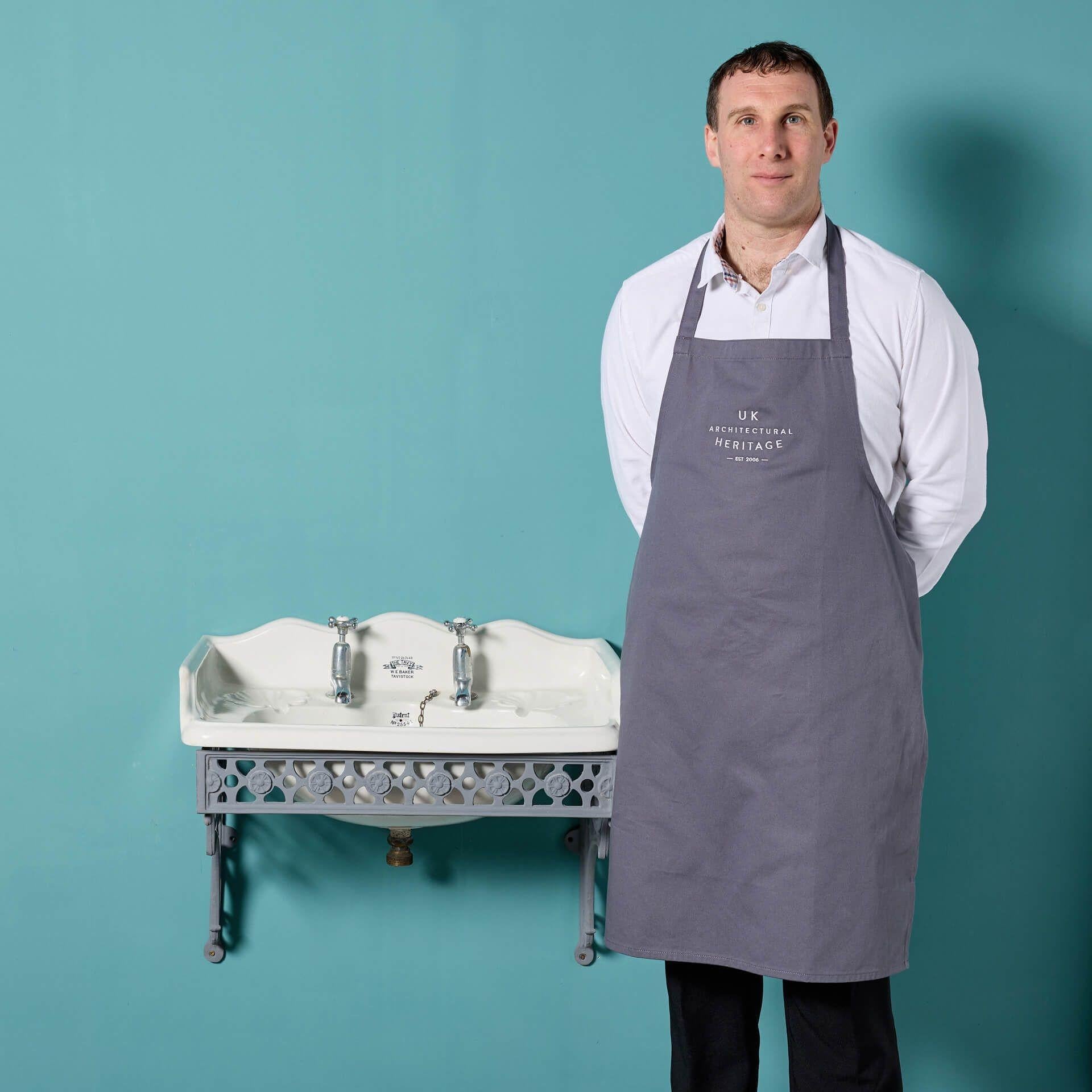 Ein antikes viktorianisches Porzellanwaschbecken mit einer dekorativen Wandhalterung aus Gusseisen. Mit seinen Muschelschalen und den Armaturen von Shanks & Co ist dieses elegante Waschbecken eine wunderbare Ergänzung für ein Badezimmer im