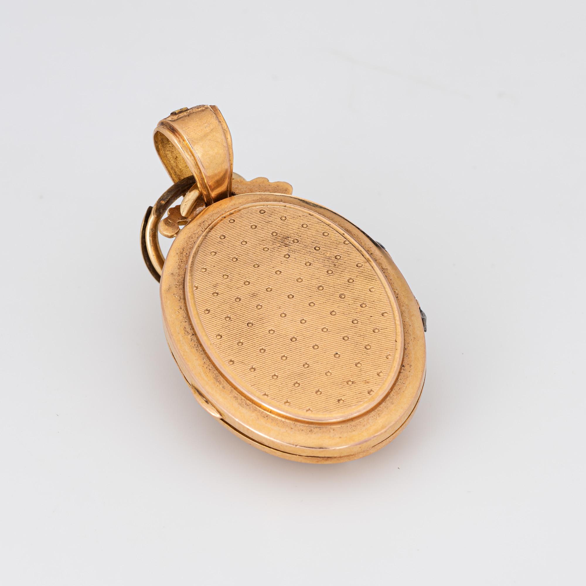 Pendente vittoriano finemente dettagliato (circa 1880-1900) realizzato in oro giallo 18 carati. 

Nel medaglione sono incastonate piccole perle da 1 mm circa. 

Un ritratto di donna dipinto a mano adorna il centro del medaglione, incorniciato da un