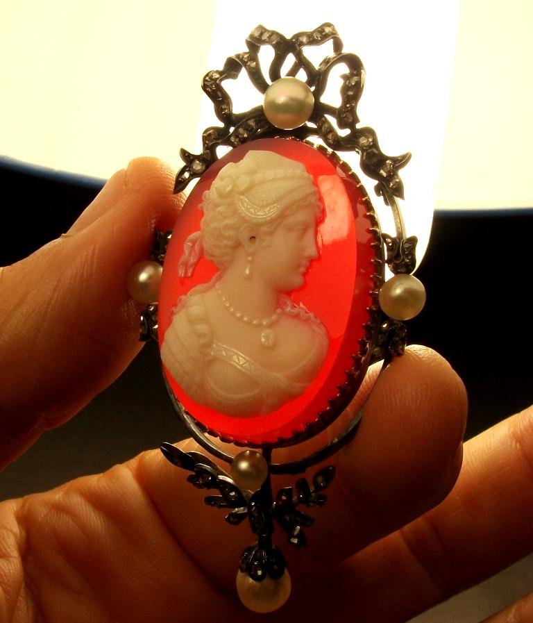 Antique Victorian Portrait of a Lady Hard Stone Cameo Pendant For Sale 3