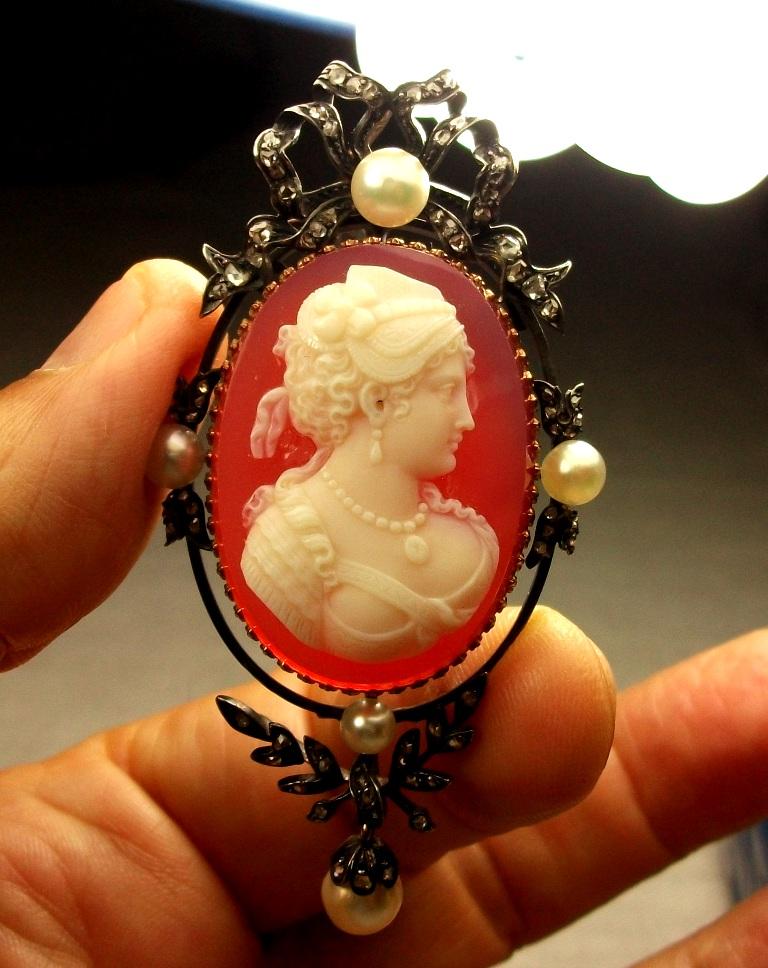 Antique Victorian Portrait of a Lady Hard Stone Cameo Pendant For Sale 4