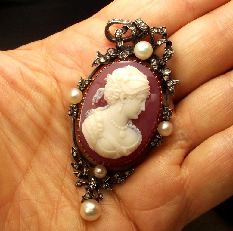 This is an outstanding and gorgeous Museum Quality hard stone cameo pendant depicting a Victorian lady. The  cameo is very large. The carving on this cameo is really more than superb, A three-dimensional carving who evidences the magnificent beauty