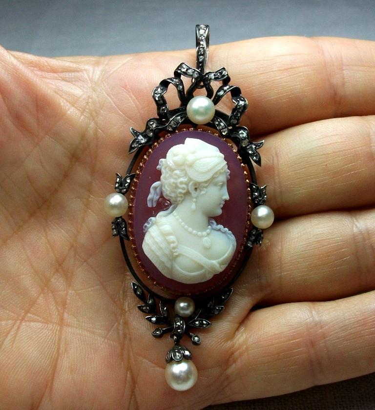 Antique Victorian Portrait of a Lady Hard Stone Cameo Pendant In Excellent Condition For Sale In London, GB