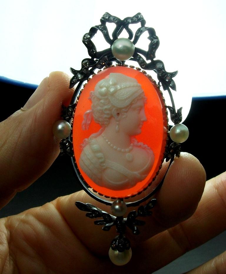 Antique Victorian Portrait of a Lady Hard Stone Cameo Pendant For Sale 2