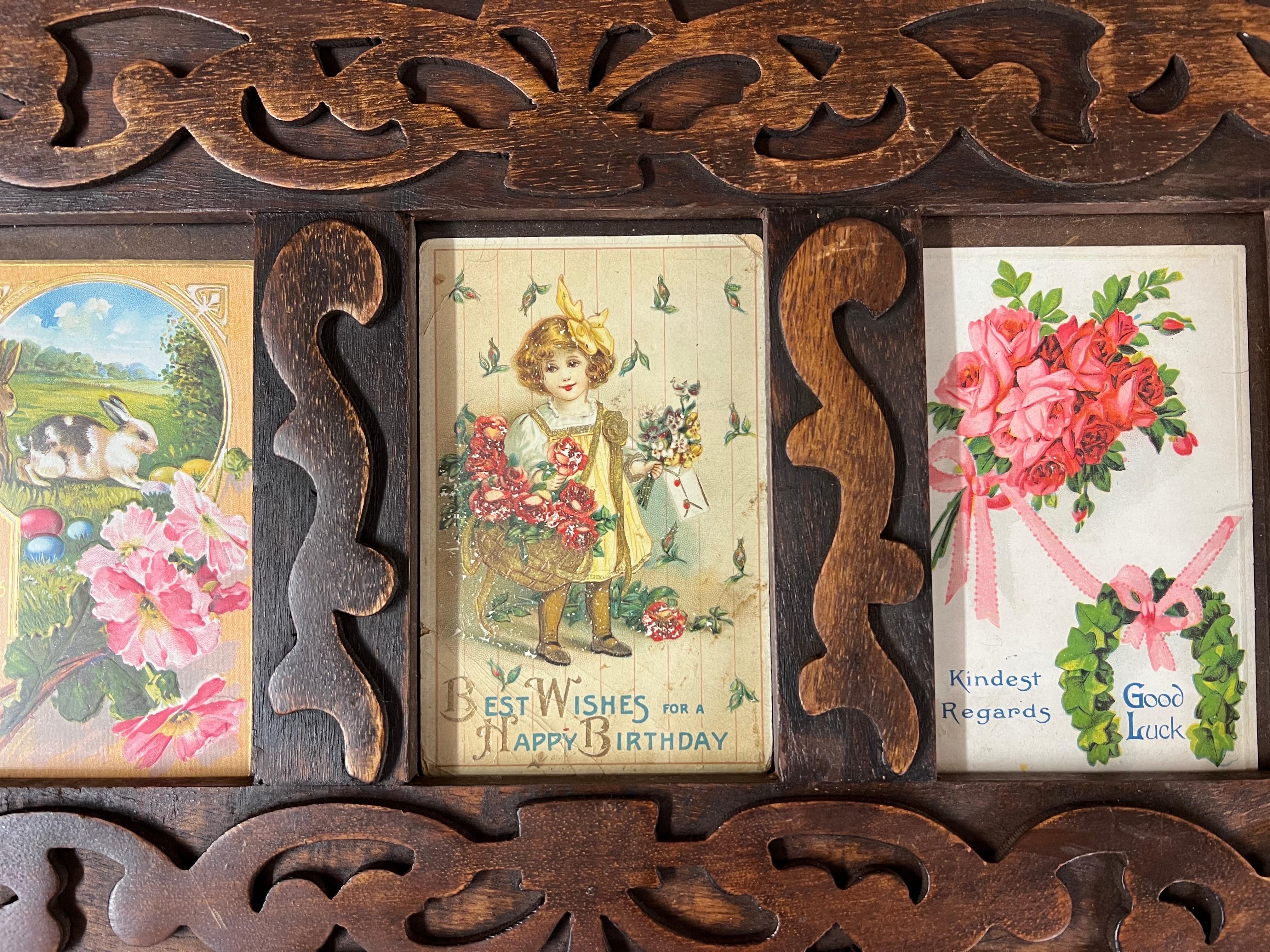 Cartes postales victoriennes anciennes dans un cadre en bois sculpté Bon état - En vente à Redding, CT