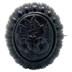Antica spilla da lutto in corno pressato di epoca vittoriana, 1880 ca.