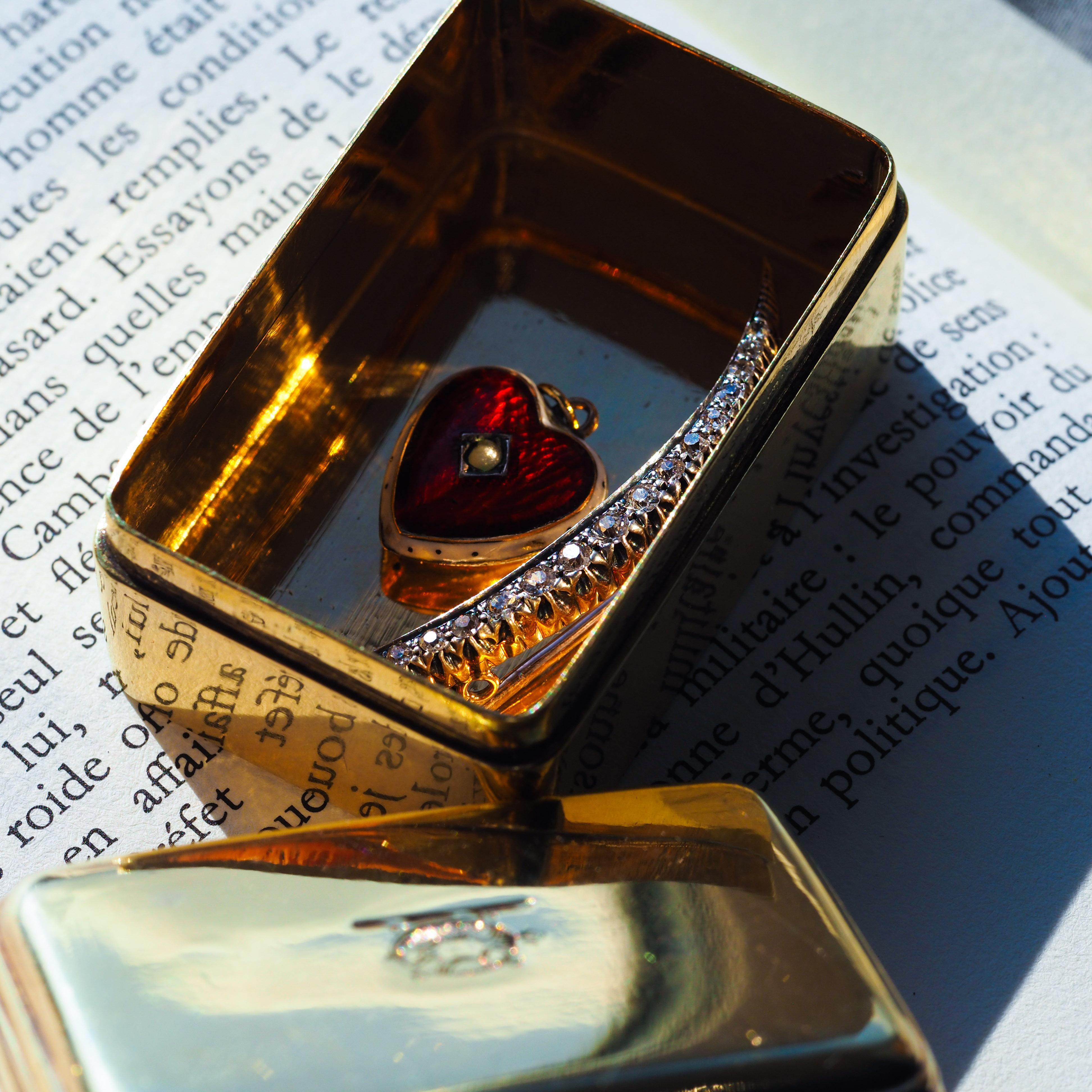 Collier pendentif victorien ancien en émail rouge et blanc 9 carats, c.1900 en vente 11