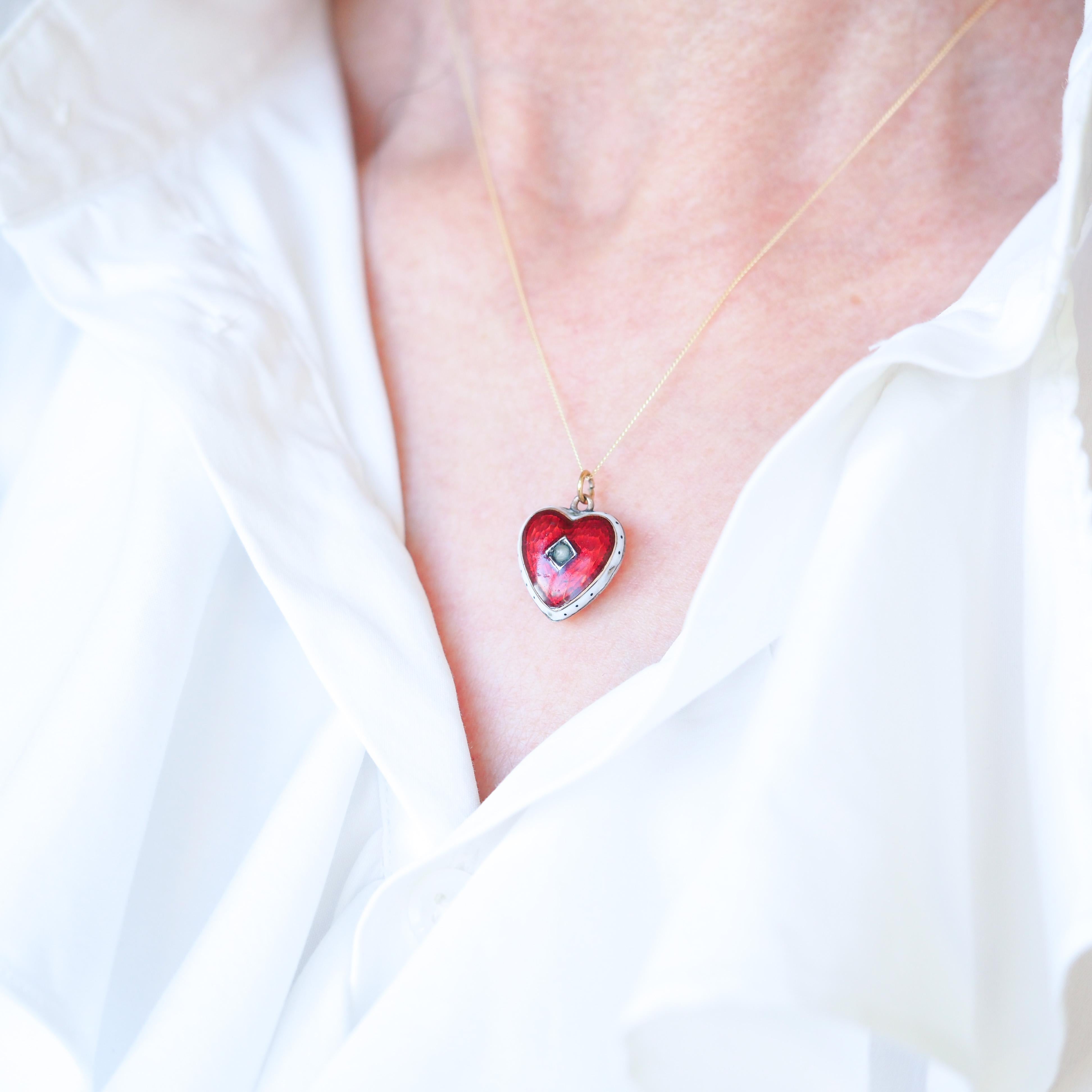 Collier pendentif victorien ancien en émail rouge et blanc 9 carats, c.1900 en vente 13