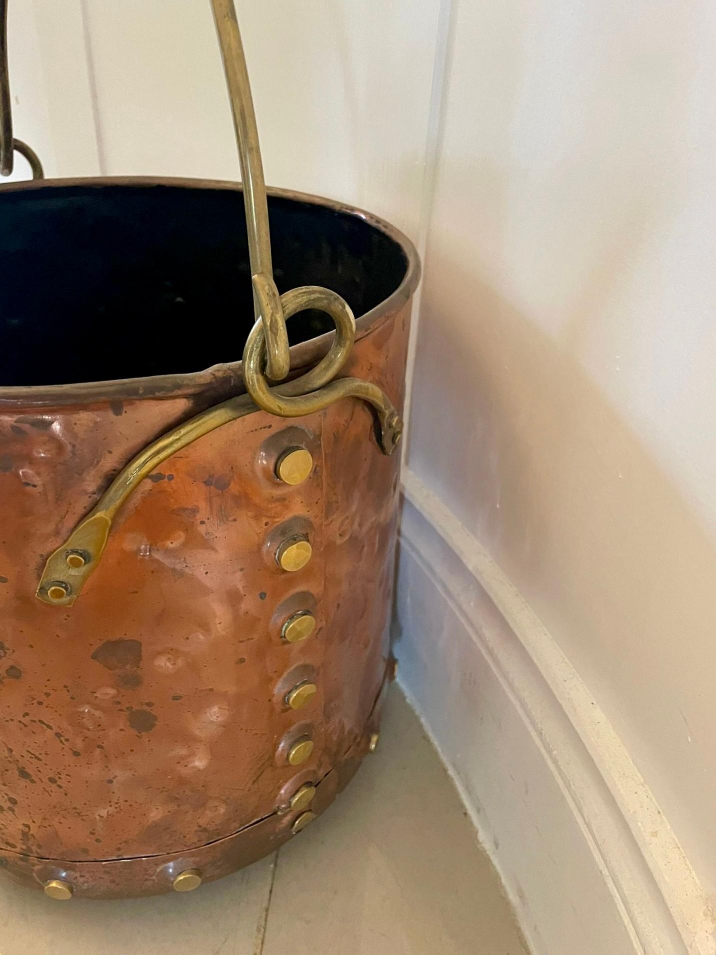 Antico secchio per carbone in ottone e rame di qualità vittoriana, con manico oscillante, rivetti in ottone e forma circolare

Dimensioni:
Altezza 32.5 cm
Larghezza 32 cm
Dipartimento 32 cm

Datato 1860
