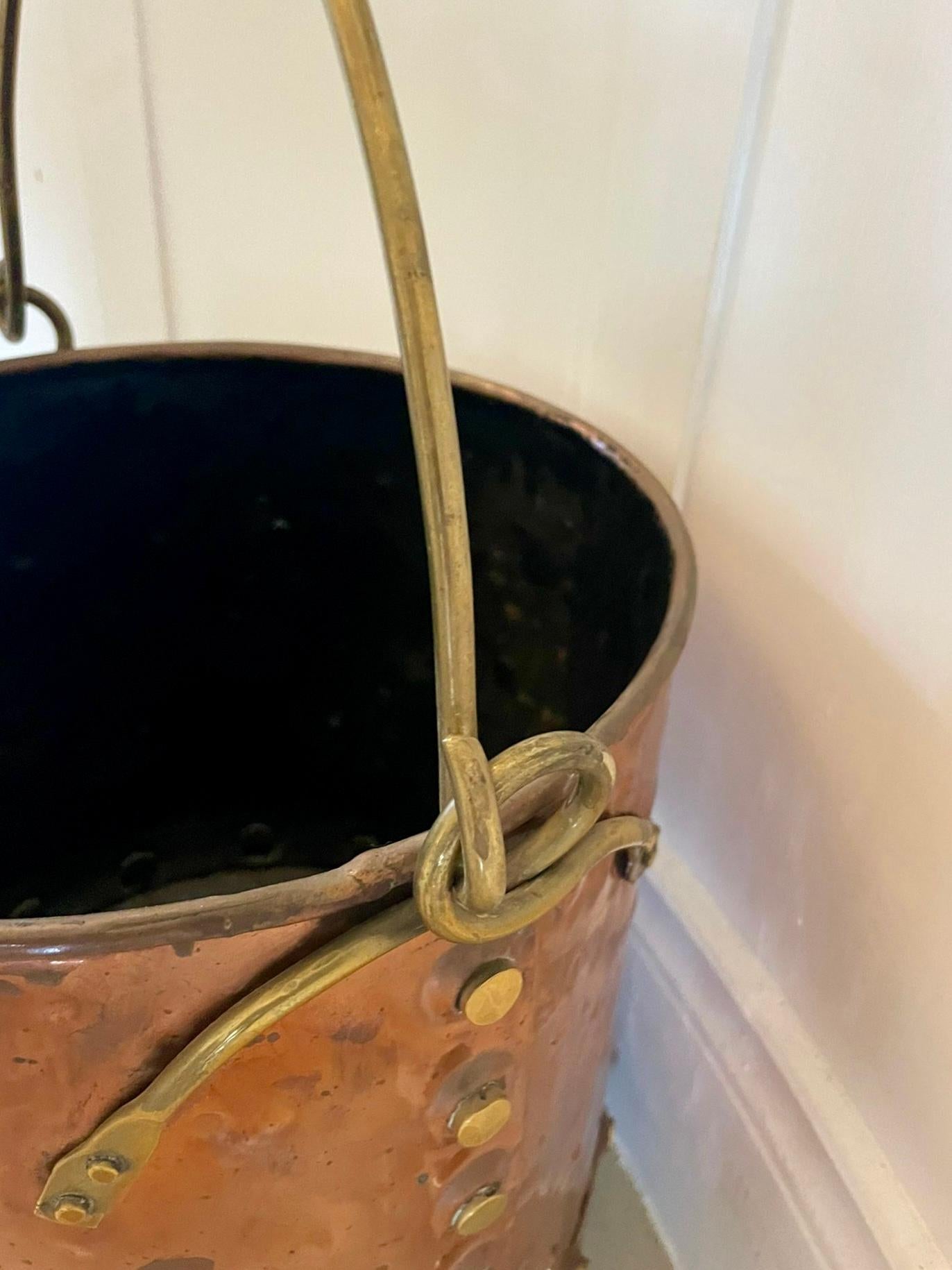 Vittoriano Antico secchio da carbone in ottone e rame di qualità vittoriana in vendita