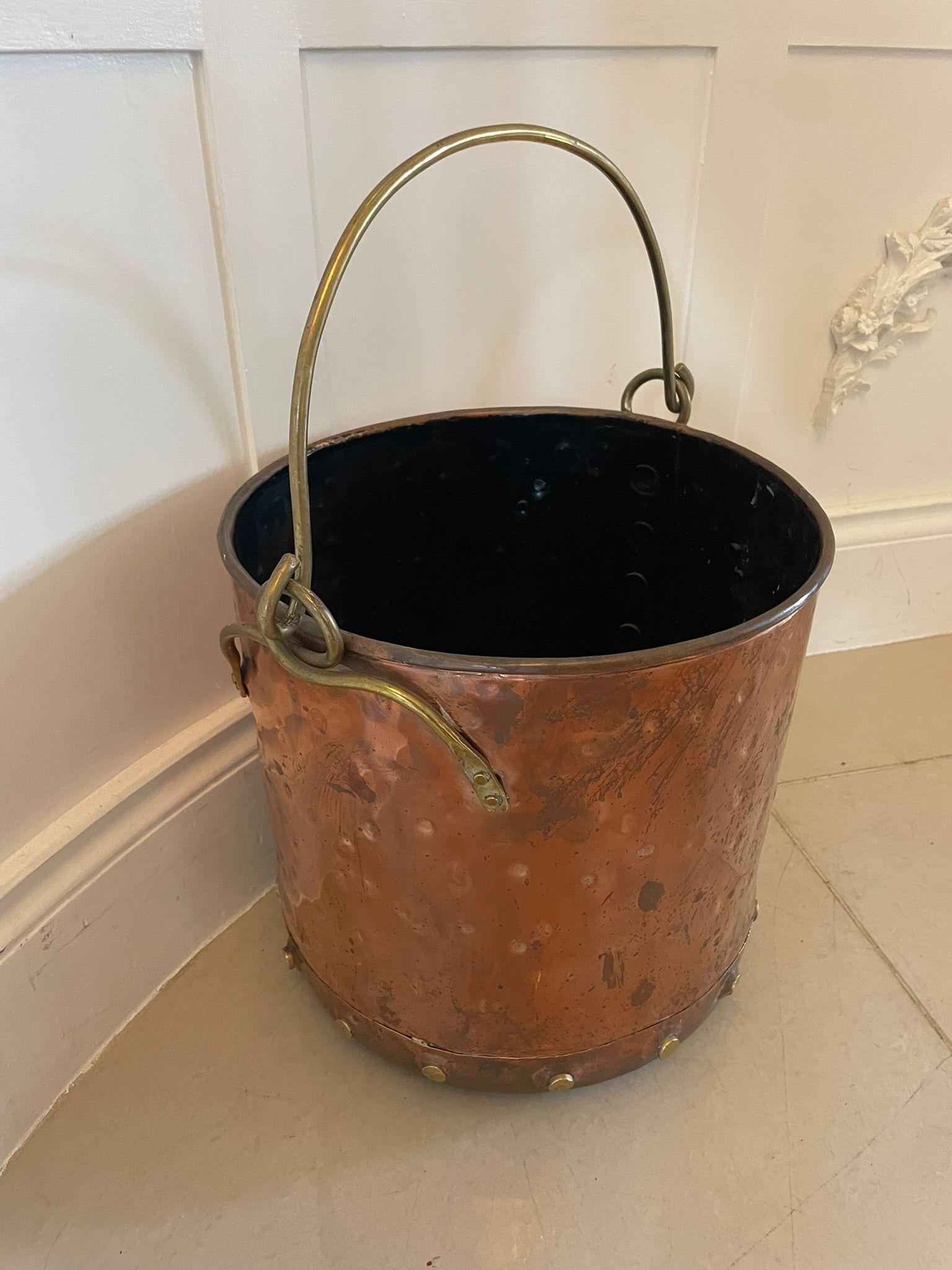 Antico secchio da carbone in ottone e rame di qualità vittoriana In condizioni buone in vendita a Suffolk, GB