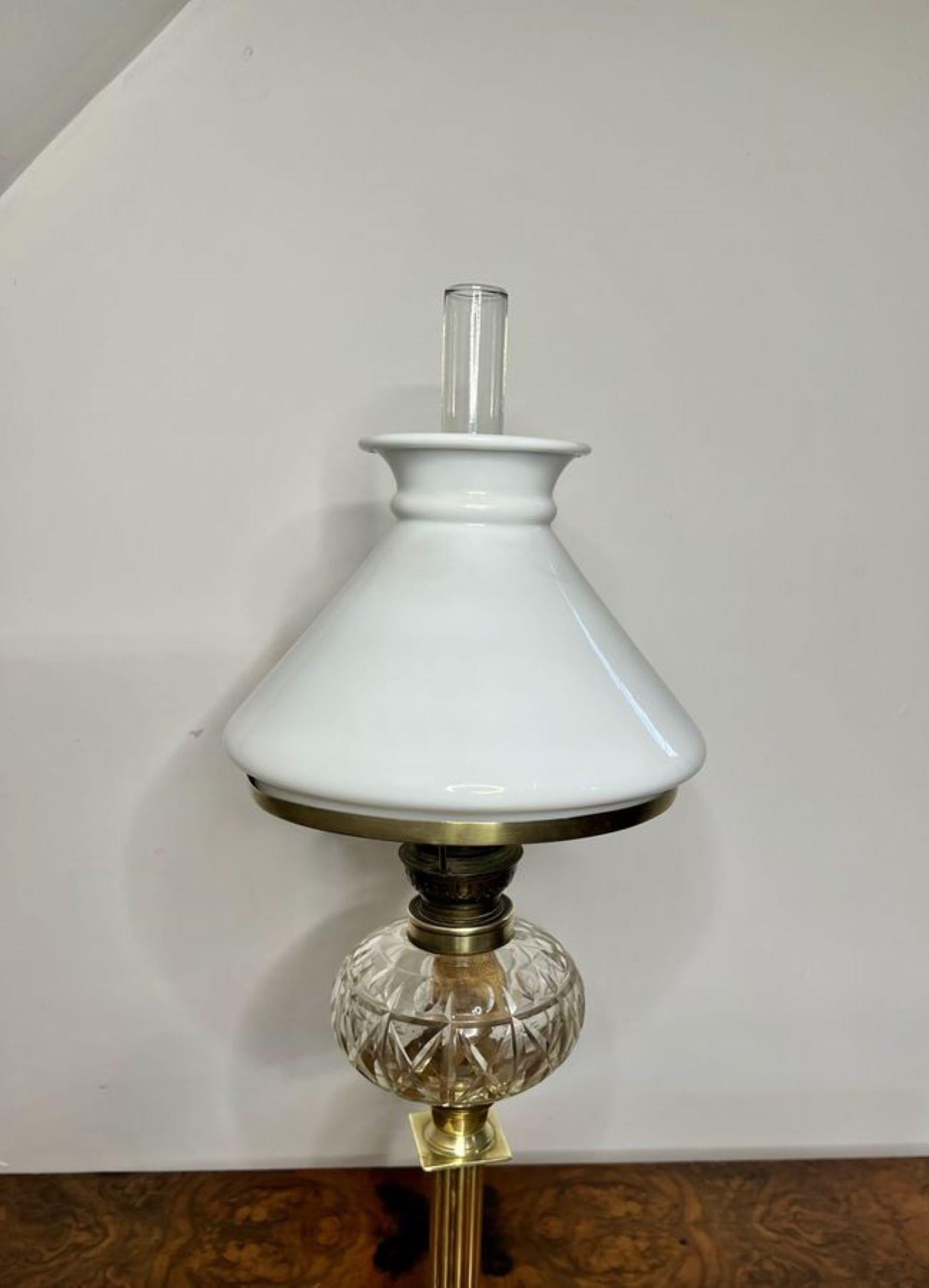 Lampe à huile ancienne en laiton et verre taillé de qualité victorienne  Bon état - En vente à Ipswich, GB
