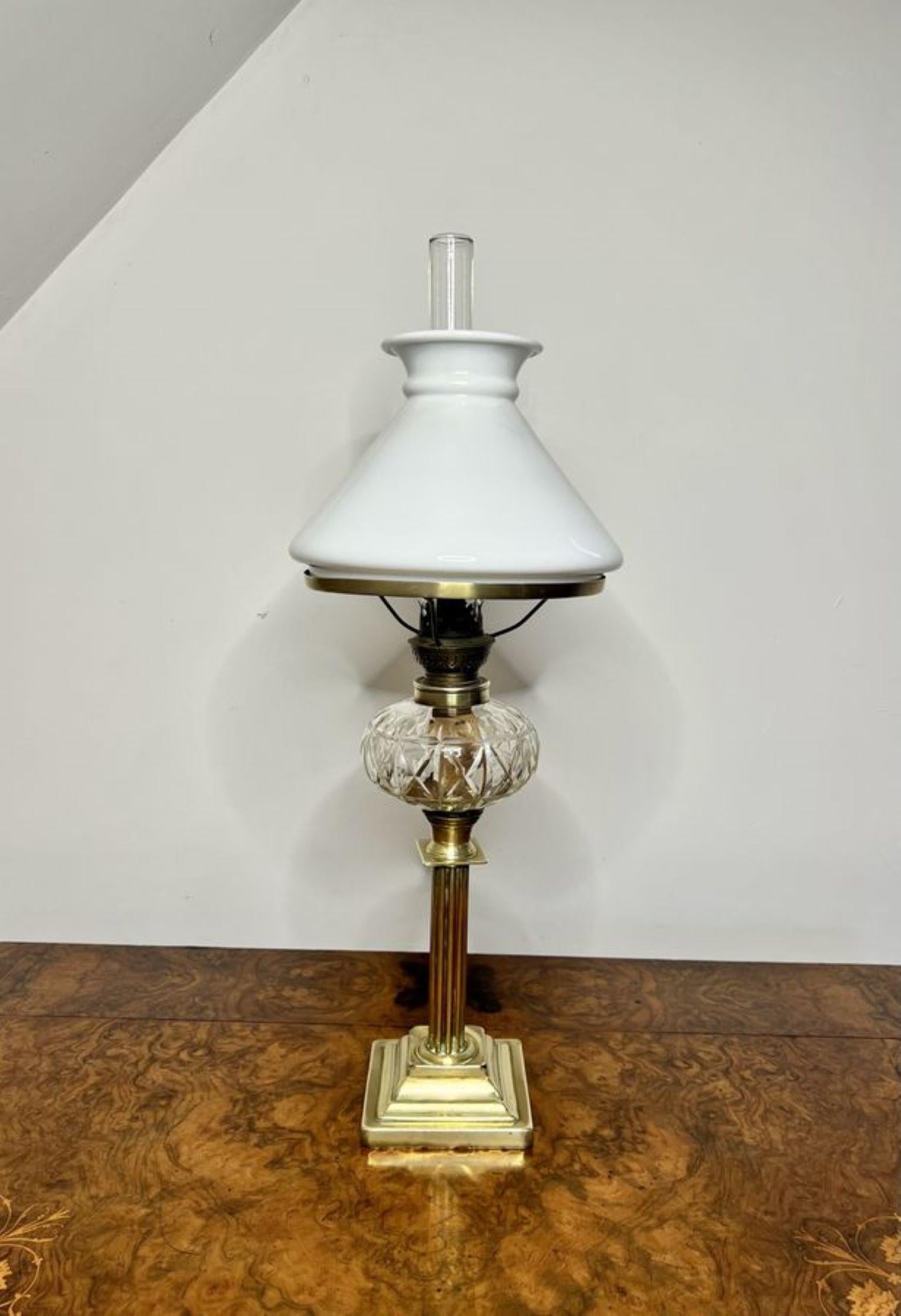 XIXe siècle Lampe à huile ancienne en laiton et verre taillé de qualité victorienne  en vente