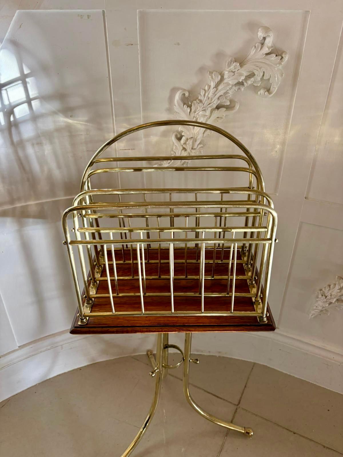 Un affascinante portariviste tardo-vittoriano in ottone e quercia sollevato su un'elegante base a treppiede. Il supporto presenta una galleria in ottone finemente realizzata con diverse sezioni divise ideali per organizzare riviste, spartiti o
