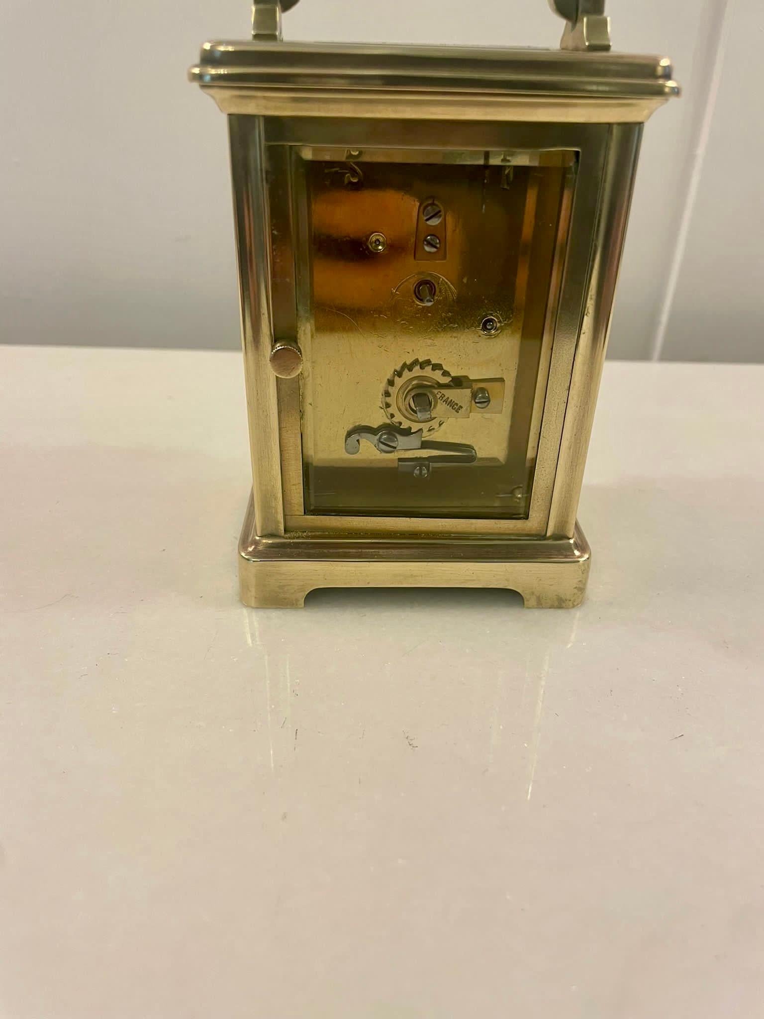 Français Horloge ancienne en laiton de qualité victorienne  en vente