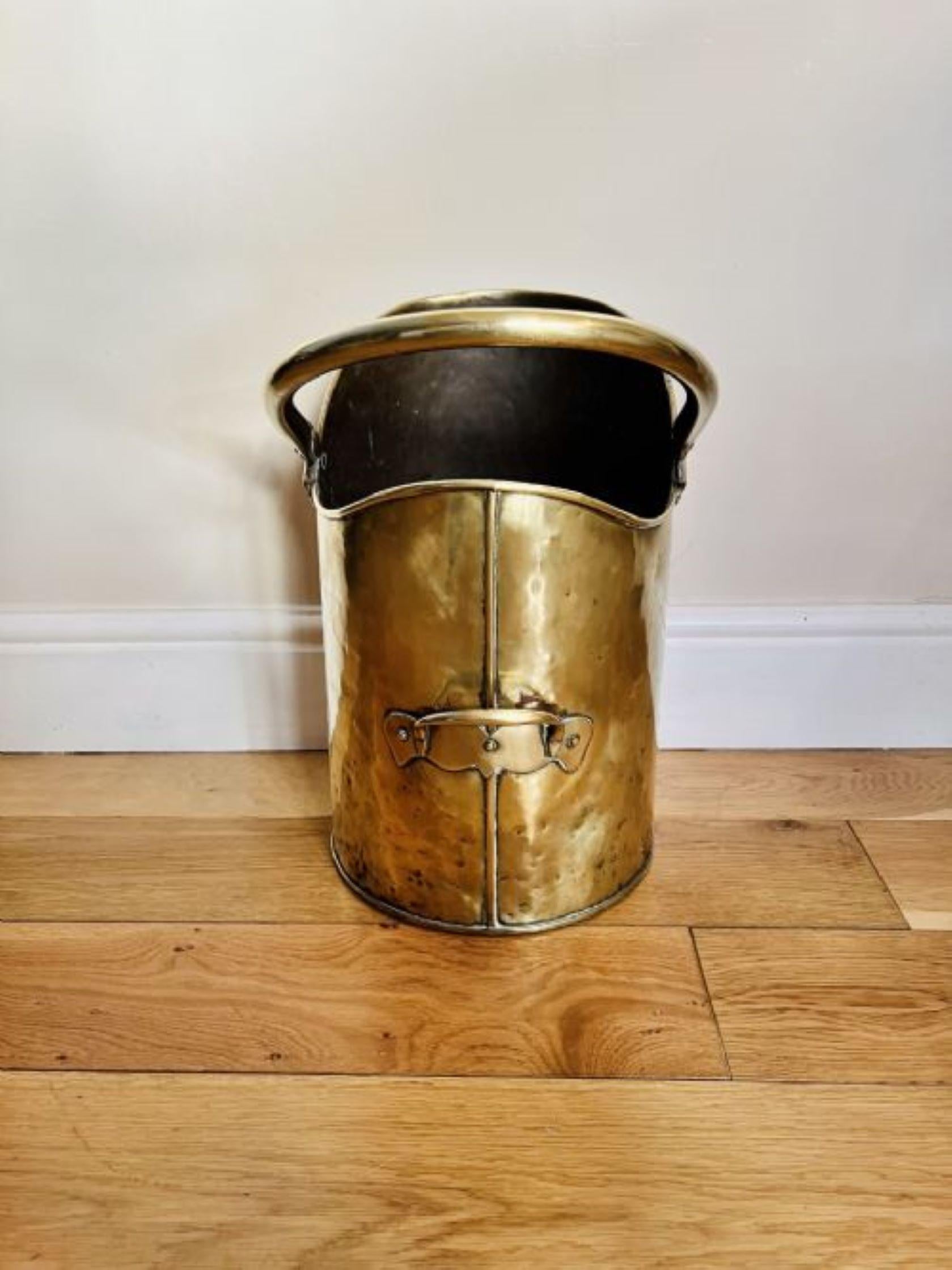 Antique Victorian quality brass coal scuttle In Good Condition For Sale In Ipswich, GB