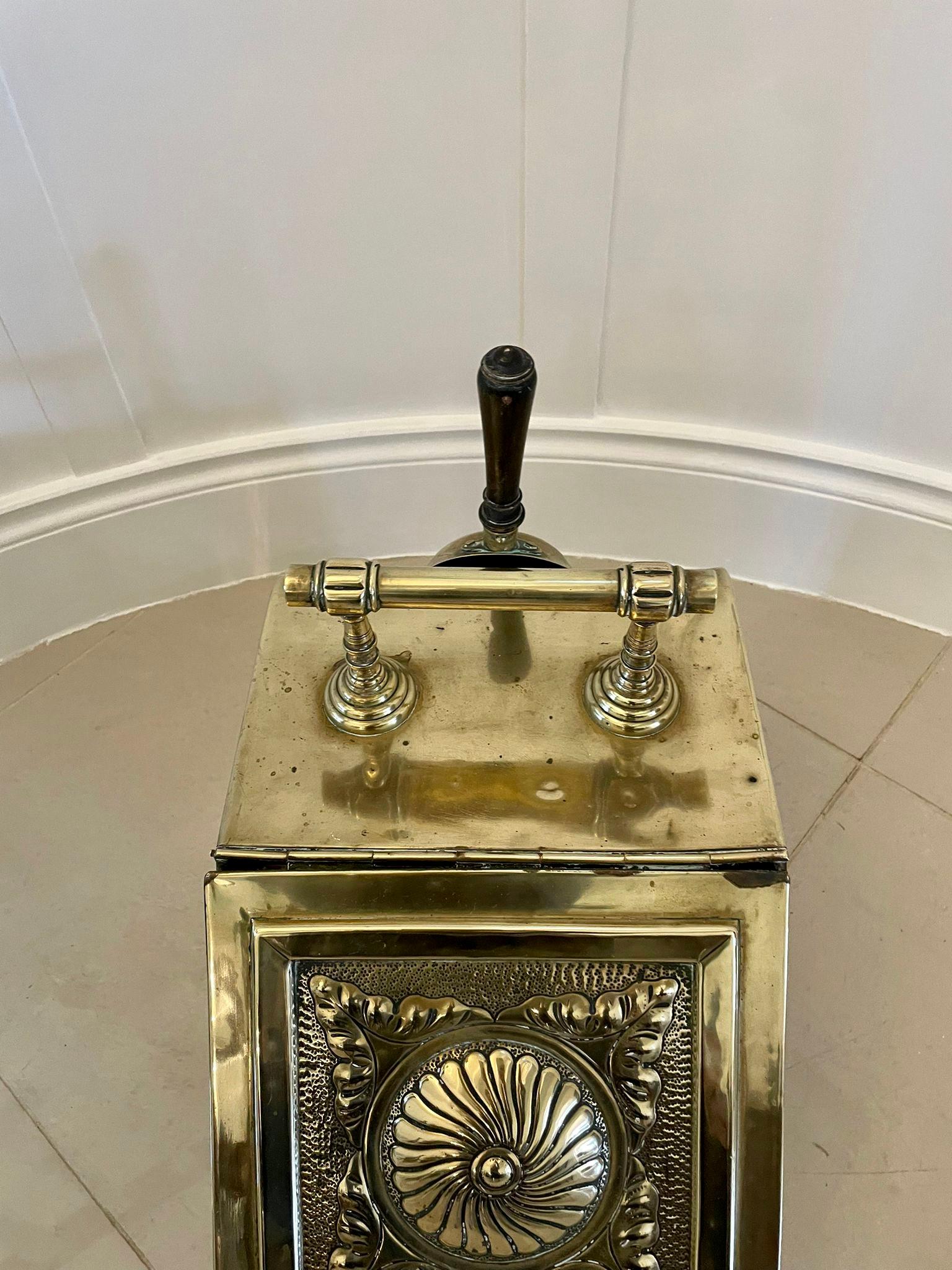 Antique Victorian Quality Brass Coal Scuttle In Good Condition In Suffolk, GB