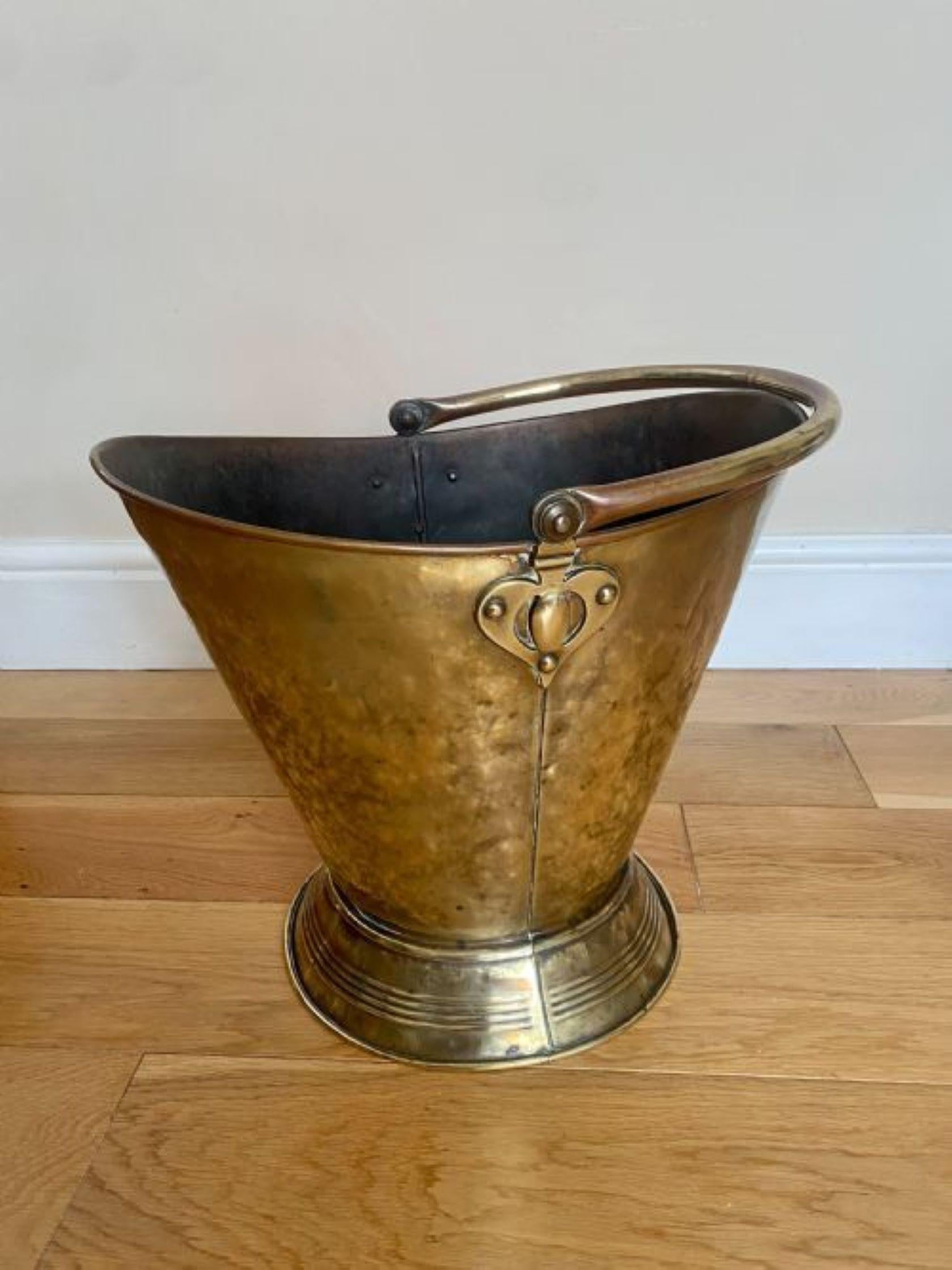 Antique Victorian Quality Brass Coal Scuttle With Original Shovel  In Good Condition For Sale In Ipswich, GB