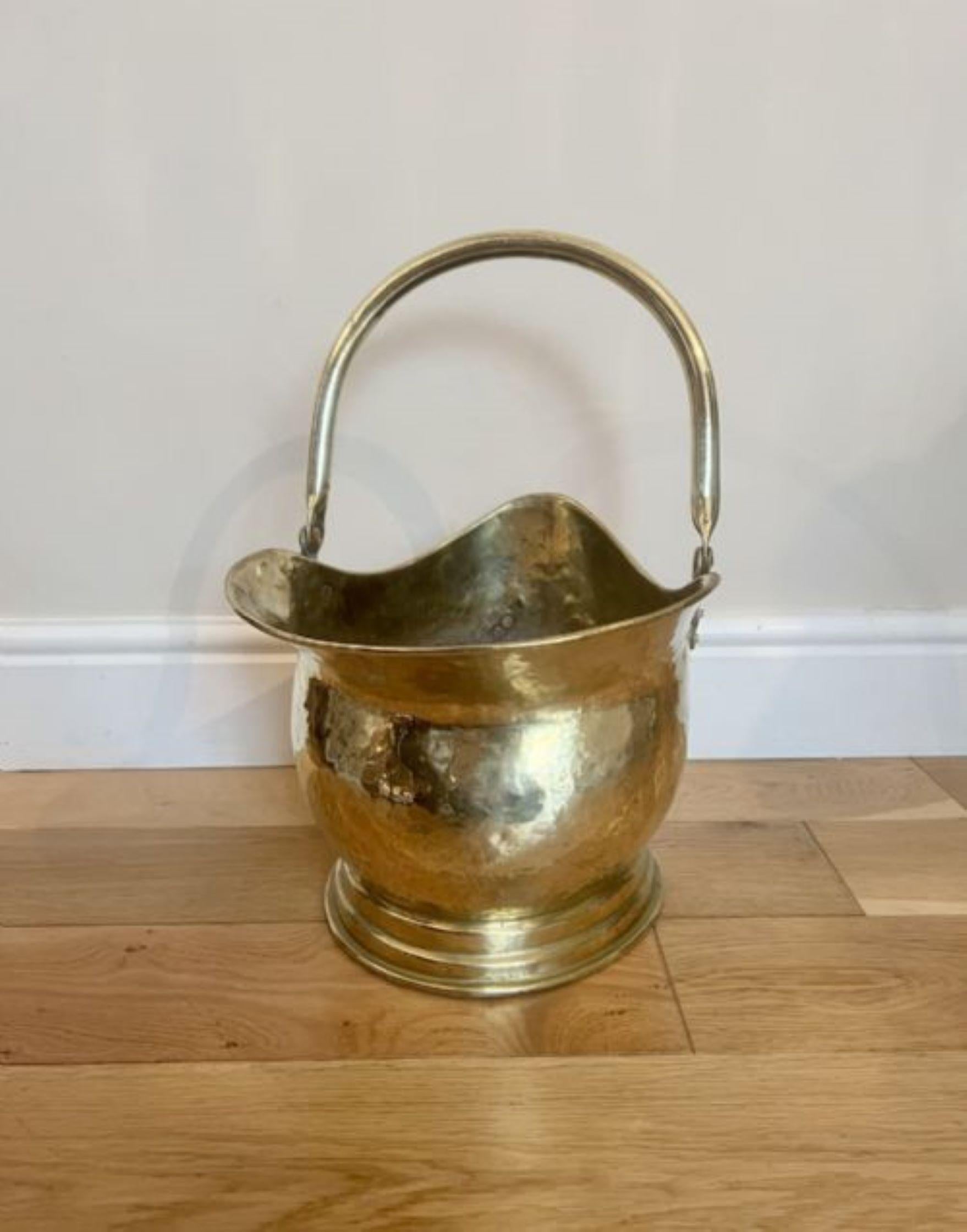Antique Victorian quality brass helmet coal scuttle  In Good Condition For Sale In Ipswich, GB
