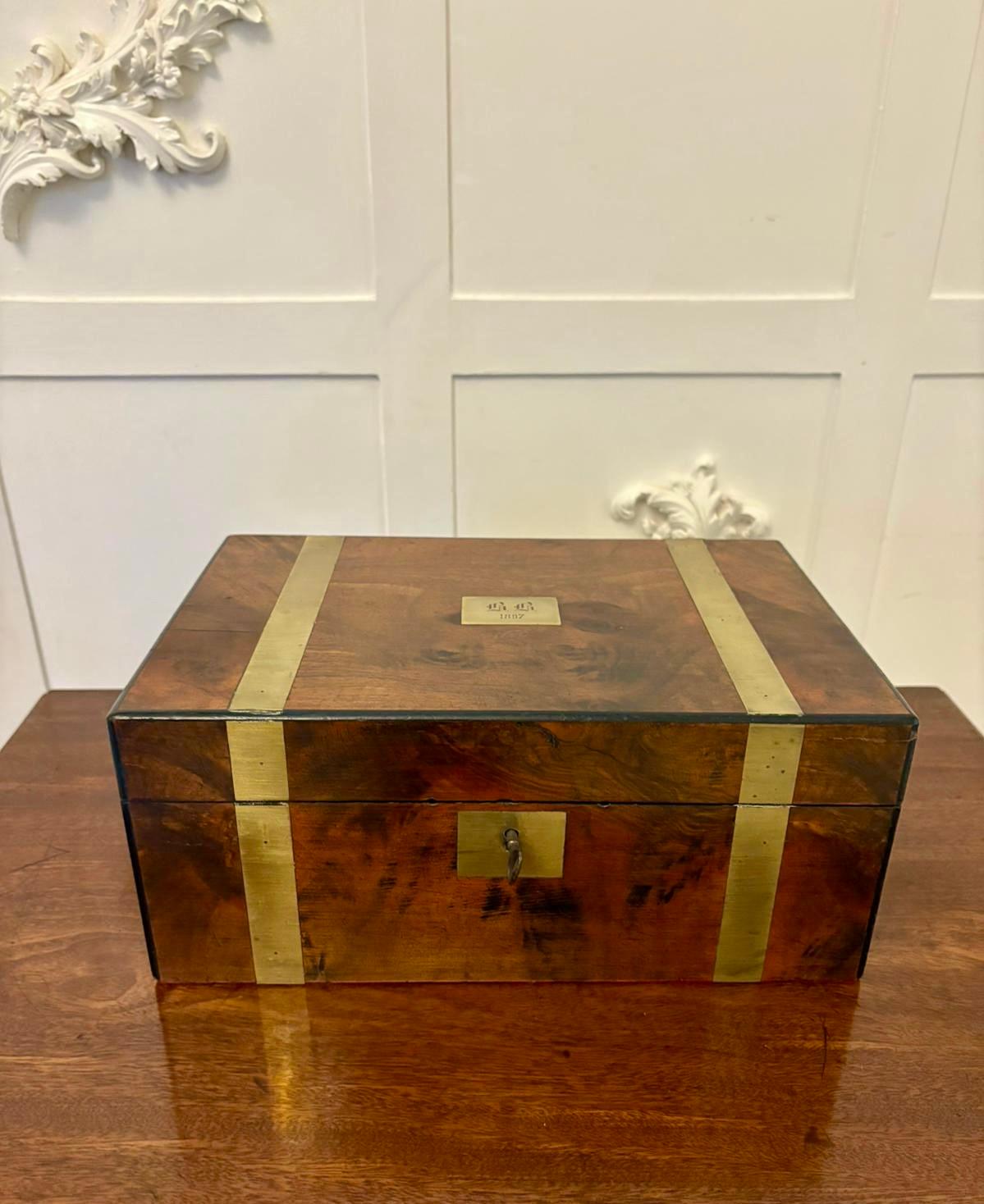 Caja de escritura antigua de calidad victoriana de nogal con rebabas y latón en venta 3