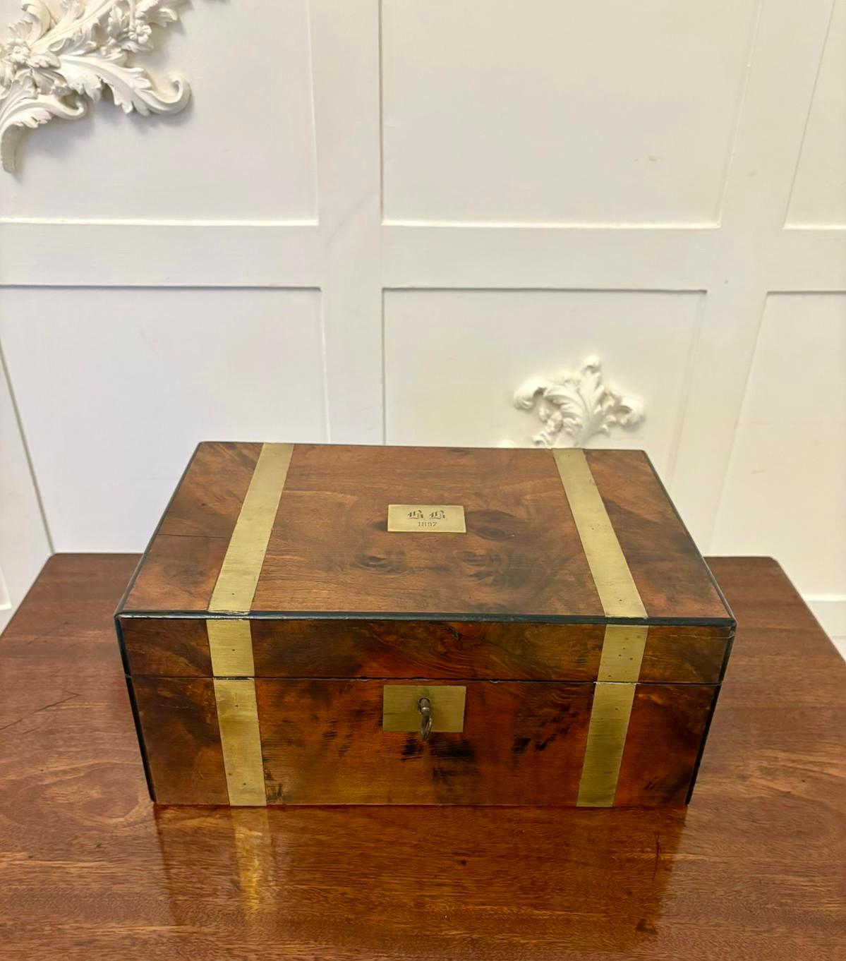 Caja de escritura antigua de calidad victoriana de nogal con rebabas y latón en venta 4