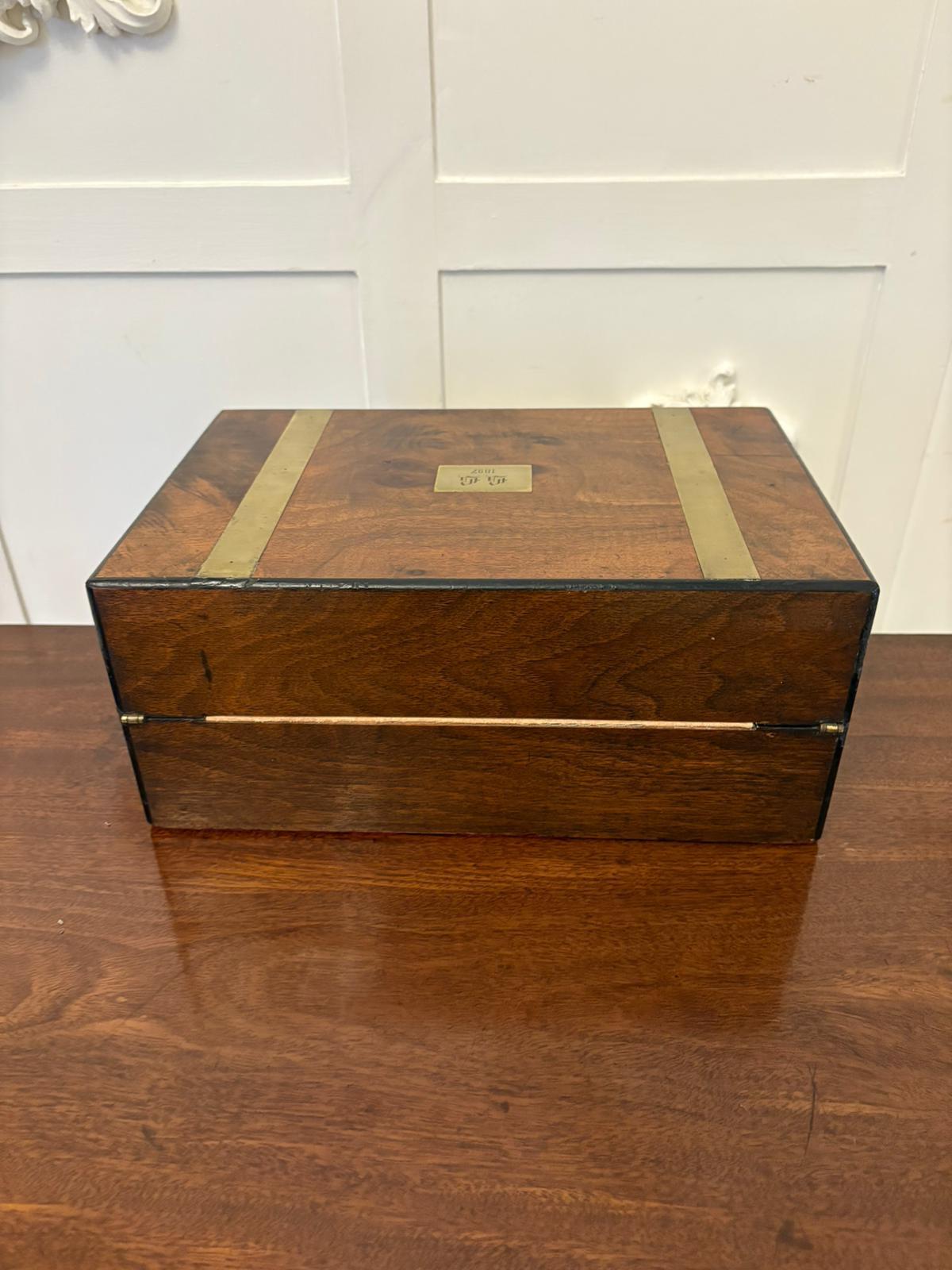 Caja de escritura antigua de calidad victoriana de nogal con rebabas y latón Victoriano en venta