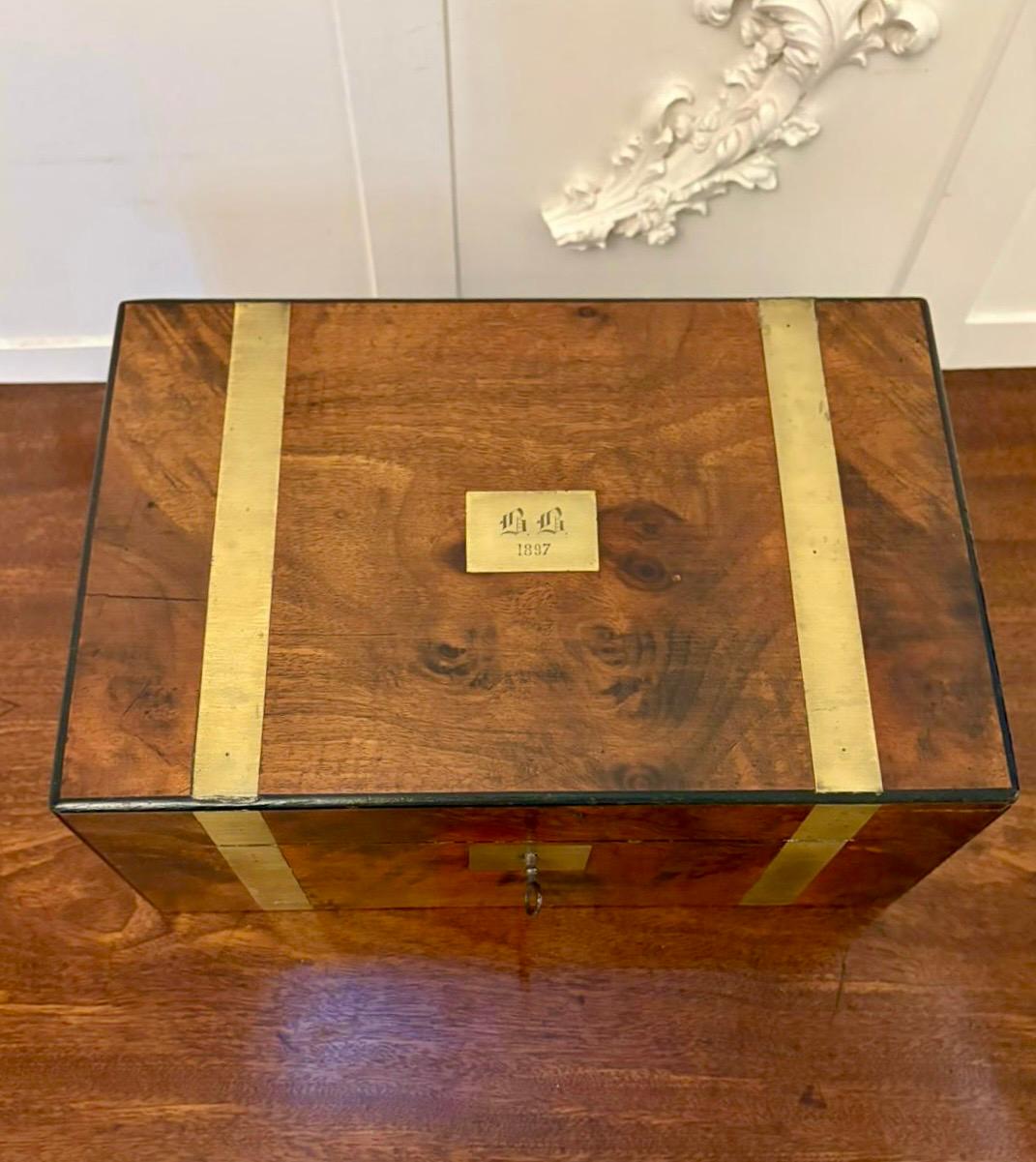 Caja de escritura antigua de calidad victoriana de nogal con rebabas y latón en venta 1