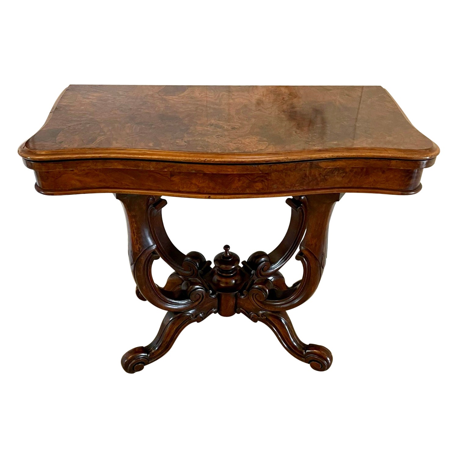 Mesa auxiliar/de cartas antigua de nogal rebabas de calidad victoriana