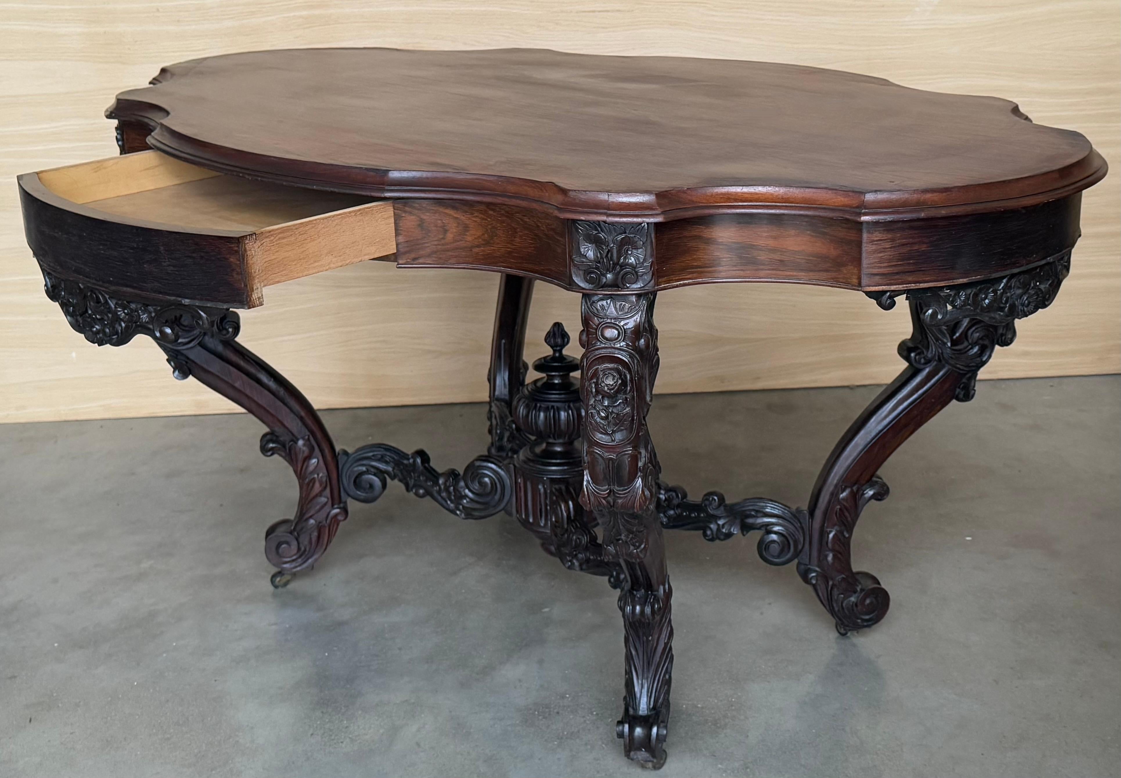 Table centrale en ronce de noyer de qualité victorienne ancienne en vente 3