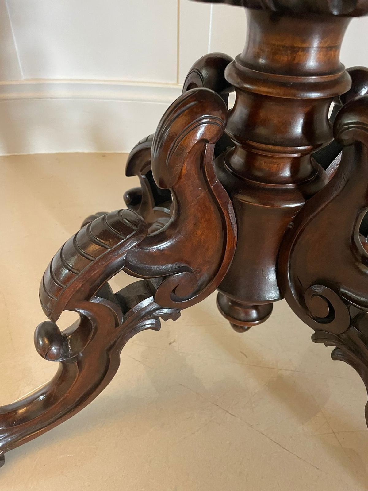 Antiker Mitteltisch aus Wurzelnussholz in viktorianischer Qualität im Angebot 3