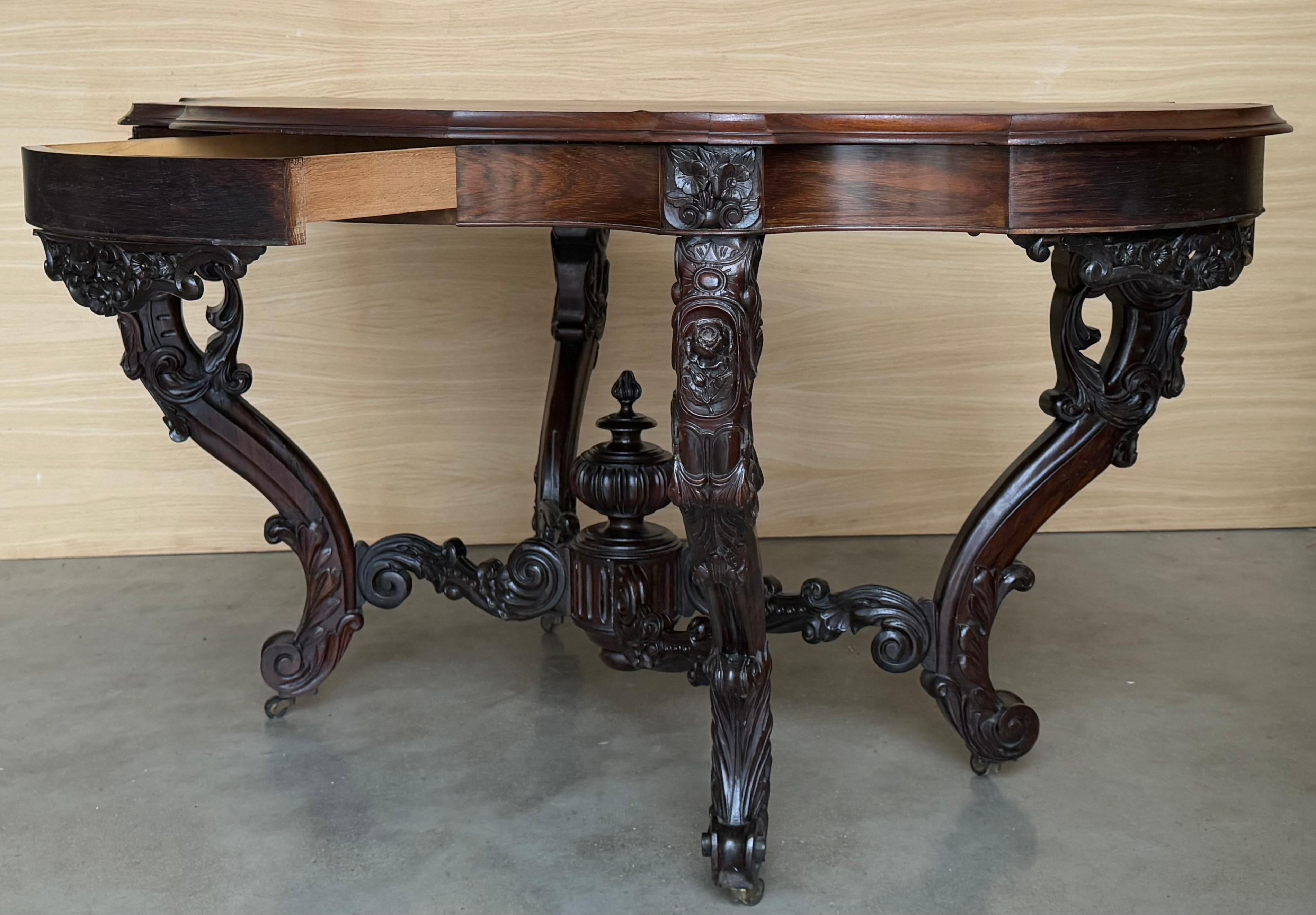 Table centrale en ronce de noyer de qualité victorienne ancienne en vente 4