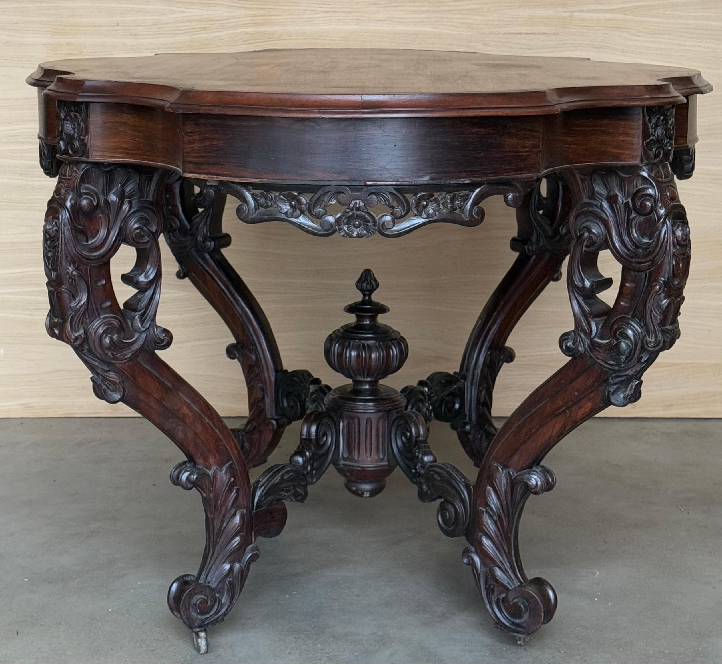 Table centrale en ronce de noyer de qualité victorienne ancienne en vente 7