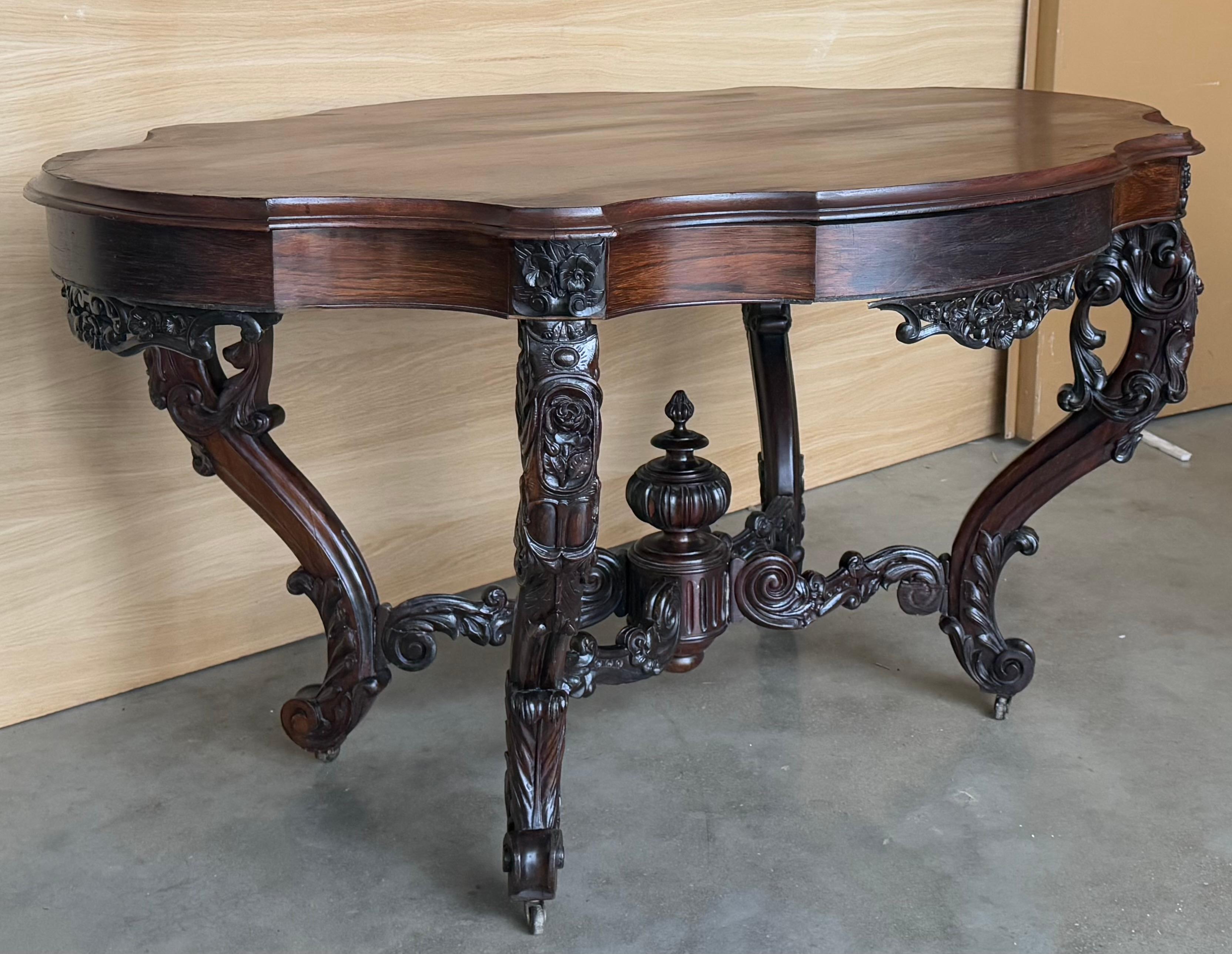 Table centrale en ronce de noyer de qualité victorienne ancienne Bon état - En vente à Miami, FL