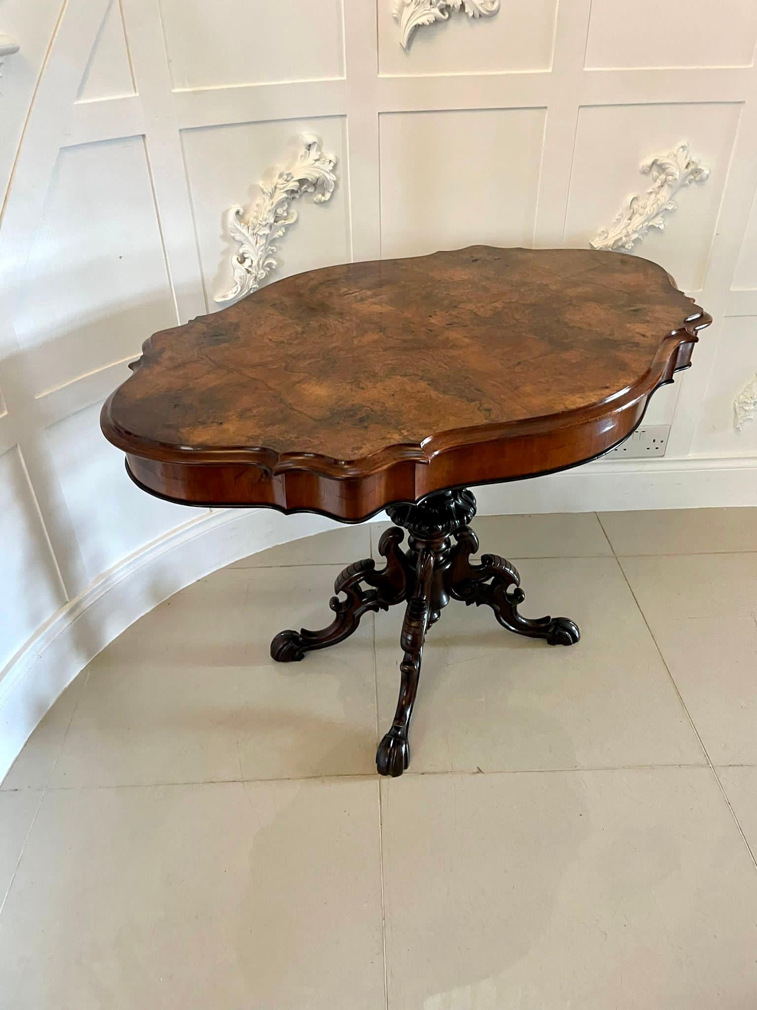 Antiker Mitteltisch aus Wurzelnussholz in viktorianischer Qualität im Zustand „Gut“ im Angebot in Suffolk, GB